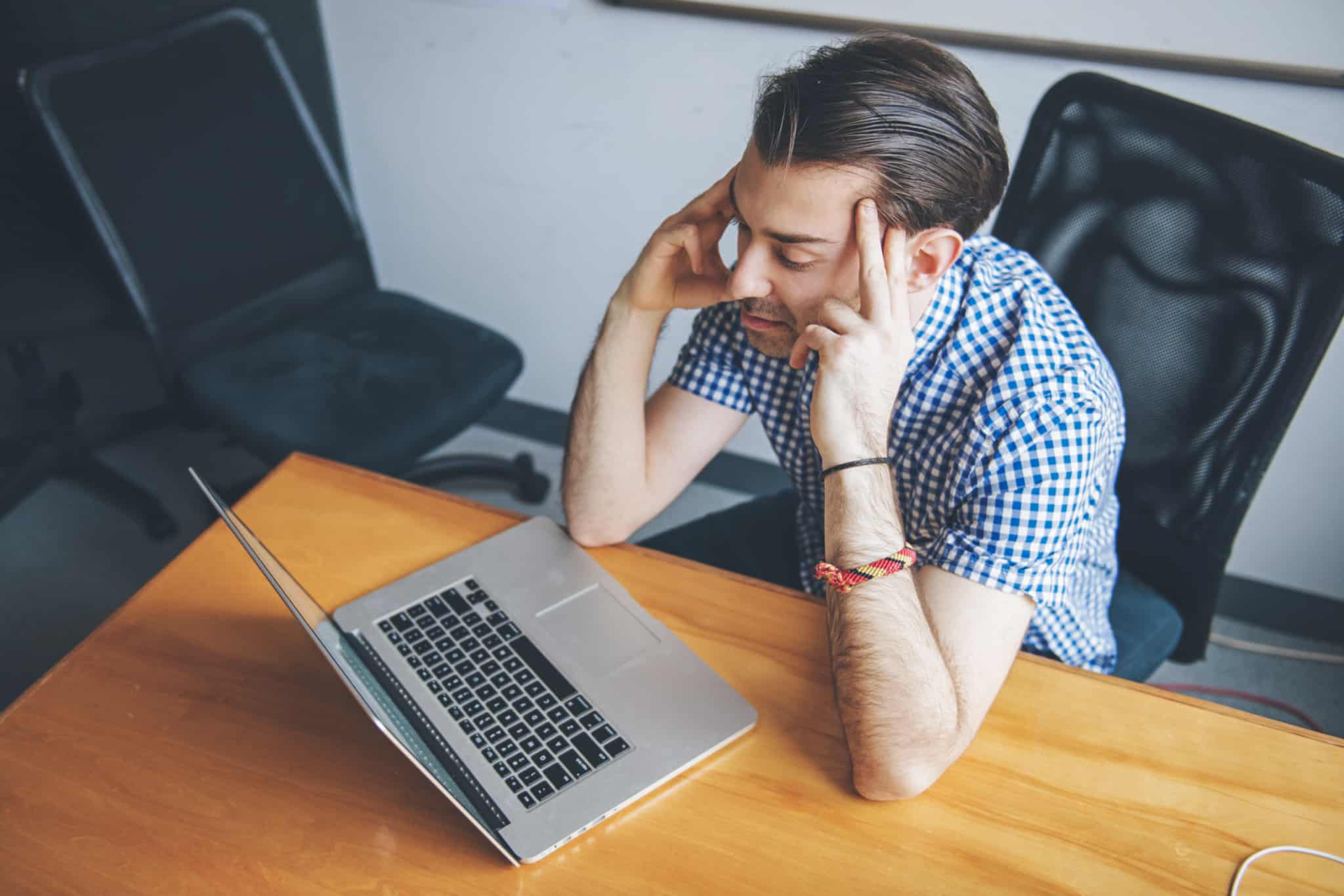 homem desempregado no computador a informar-se sobre o Contrato Emprego-Inserção