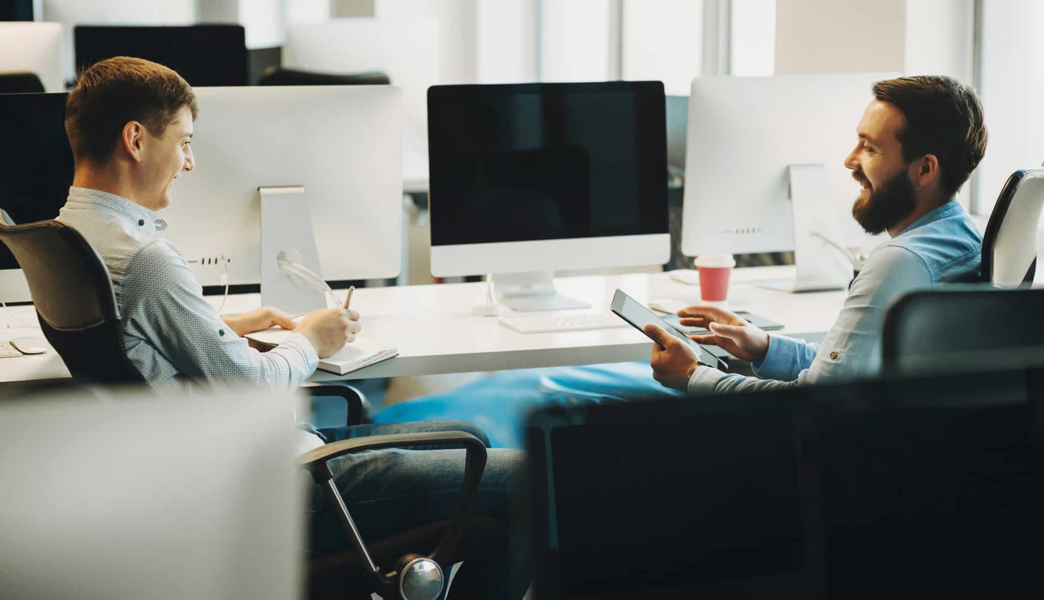 dois-jovens-empreendedores-sentados a discutir ideias