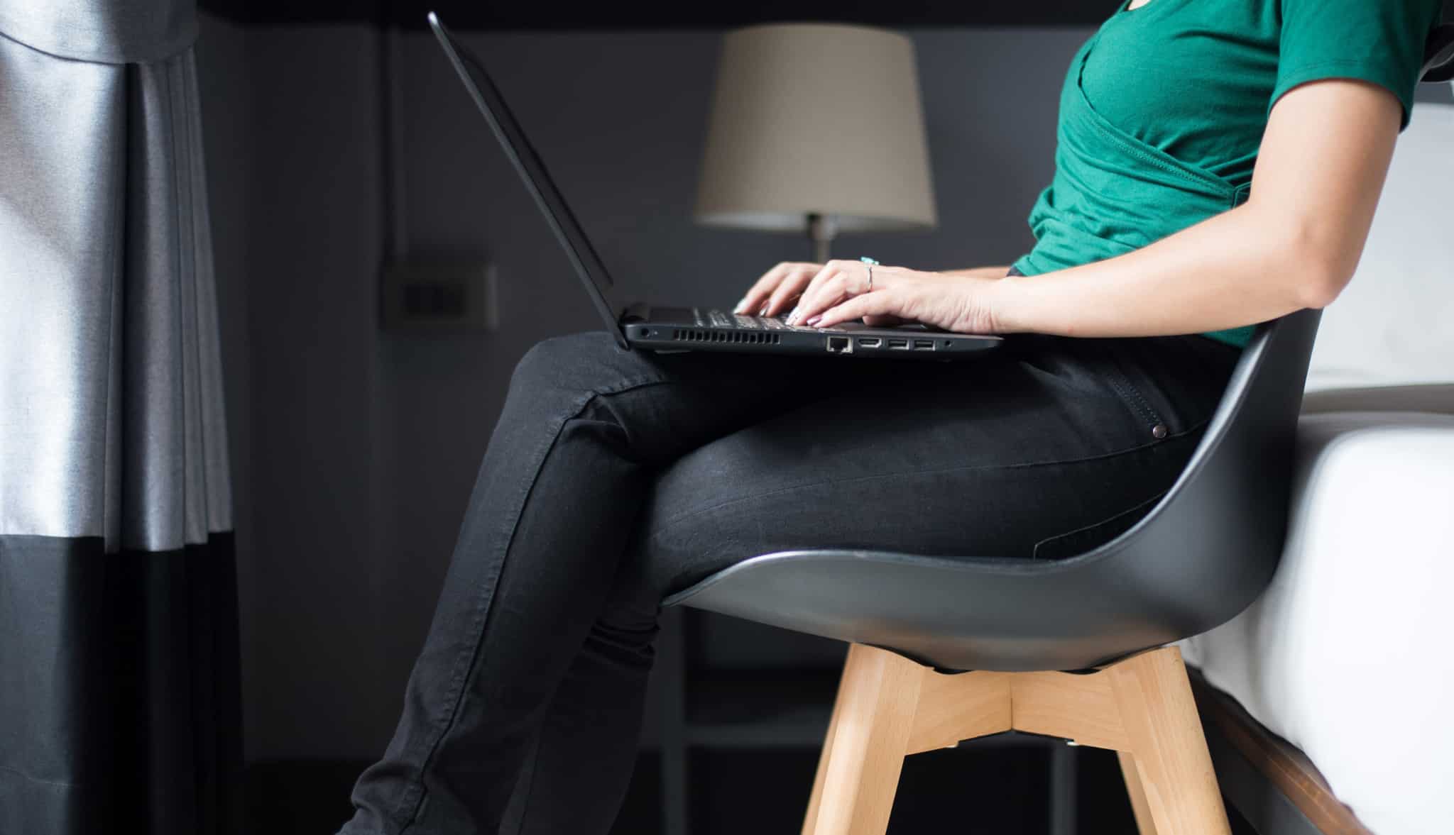 mulher sentada a trabalhar com o portatil em casa_freelancer