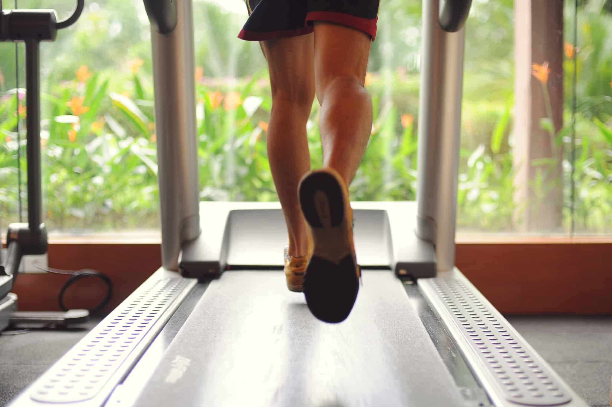 homem a correr na passadeira