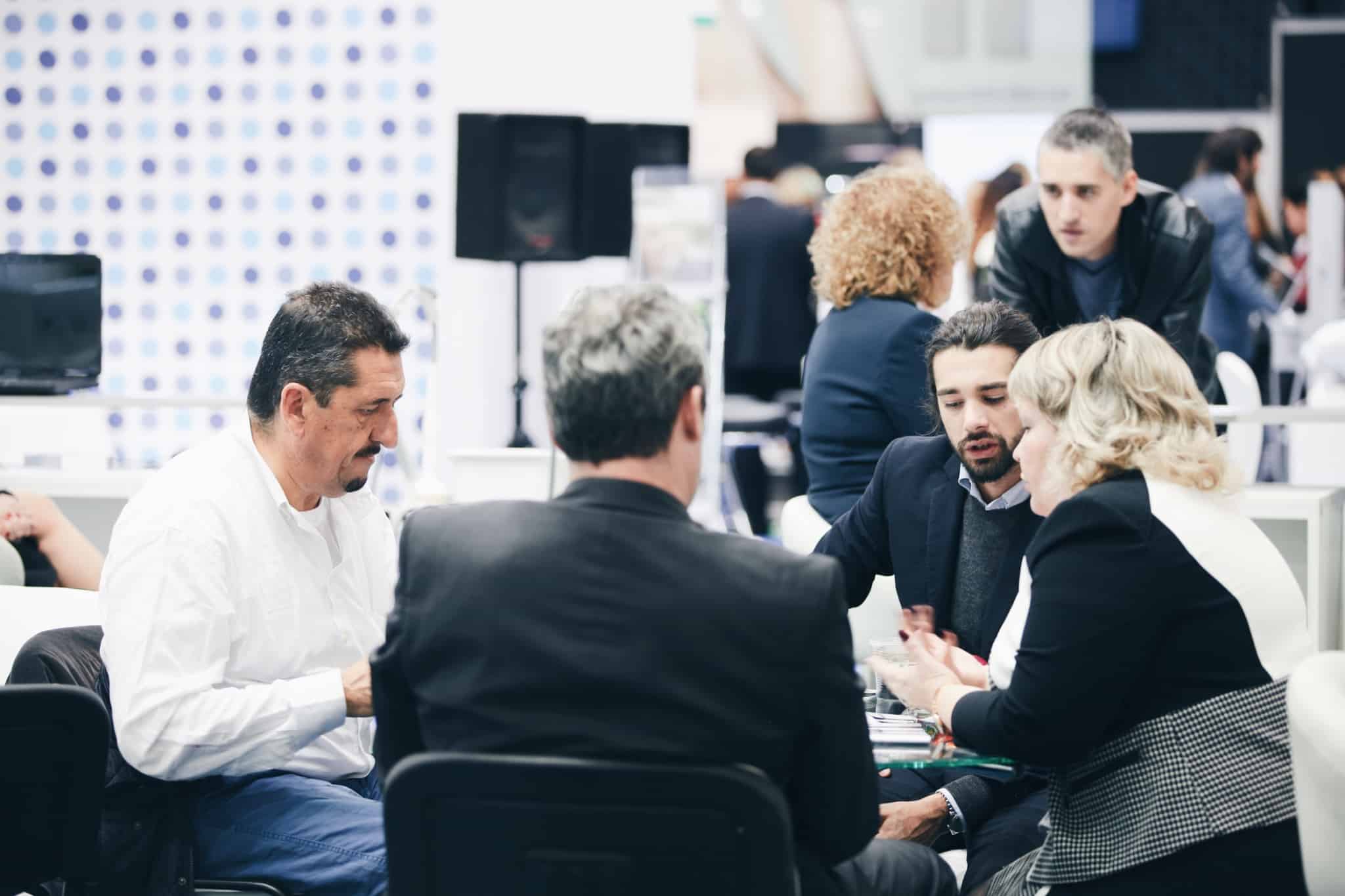 reuniao de trabalho entre 4 pessoas