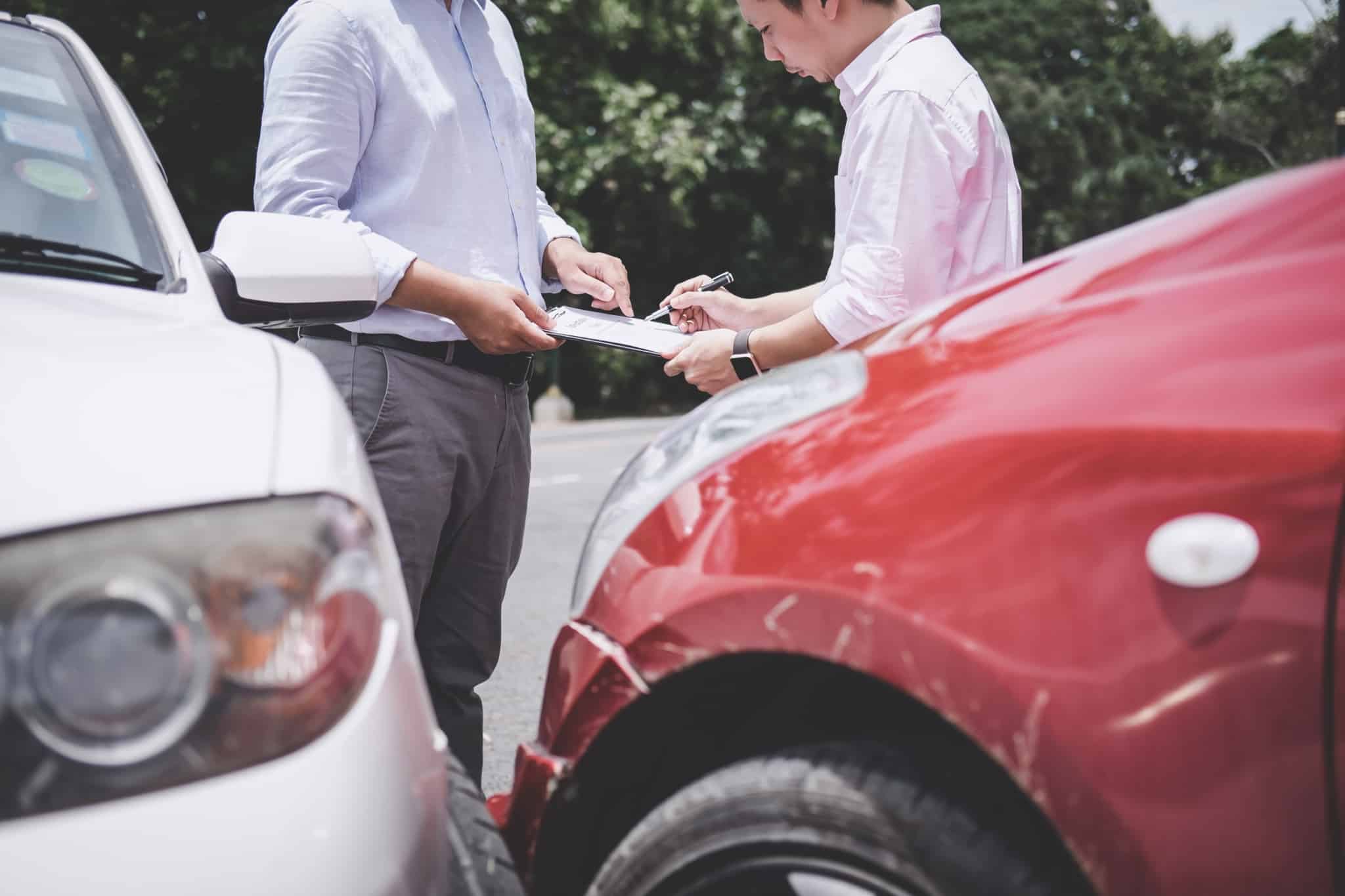 pessoa assina declaraçao amigavel apos acidente de automovel