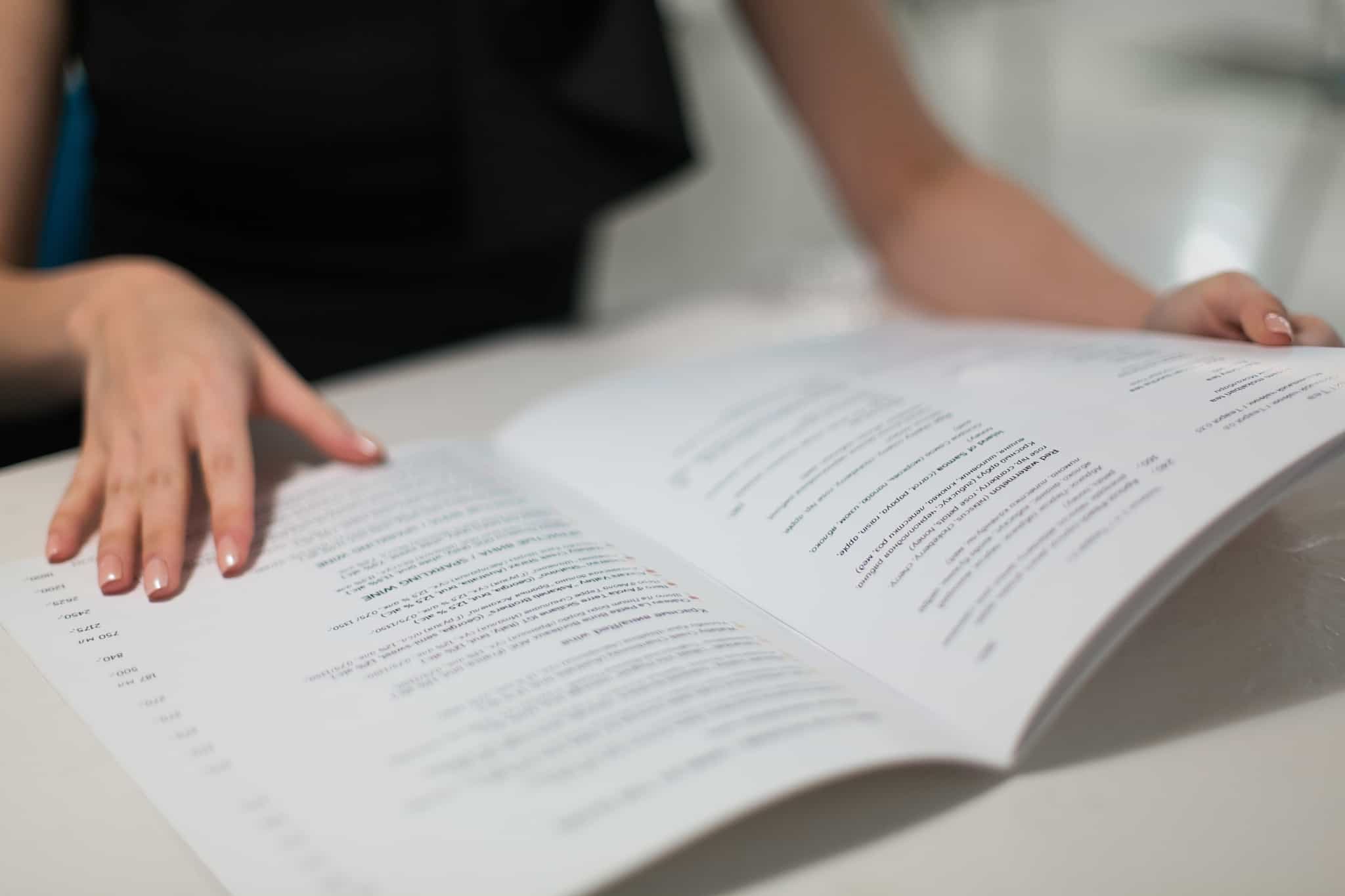 pessoa abre menu para escolher