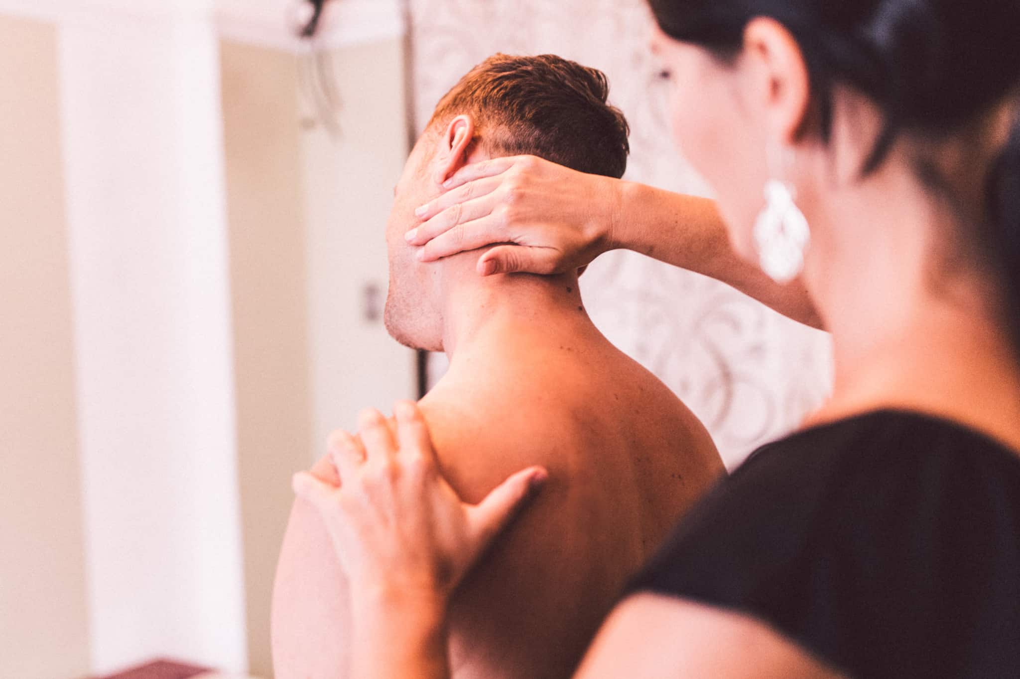 sessão de fisioterapia ao pescoço de um homem