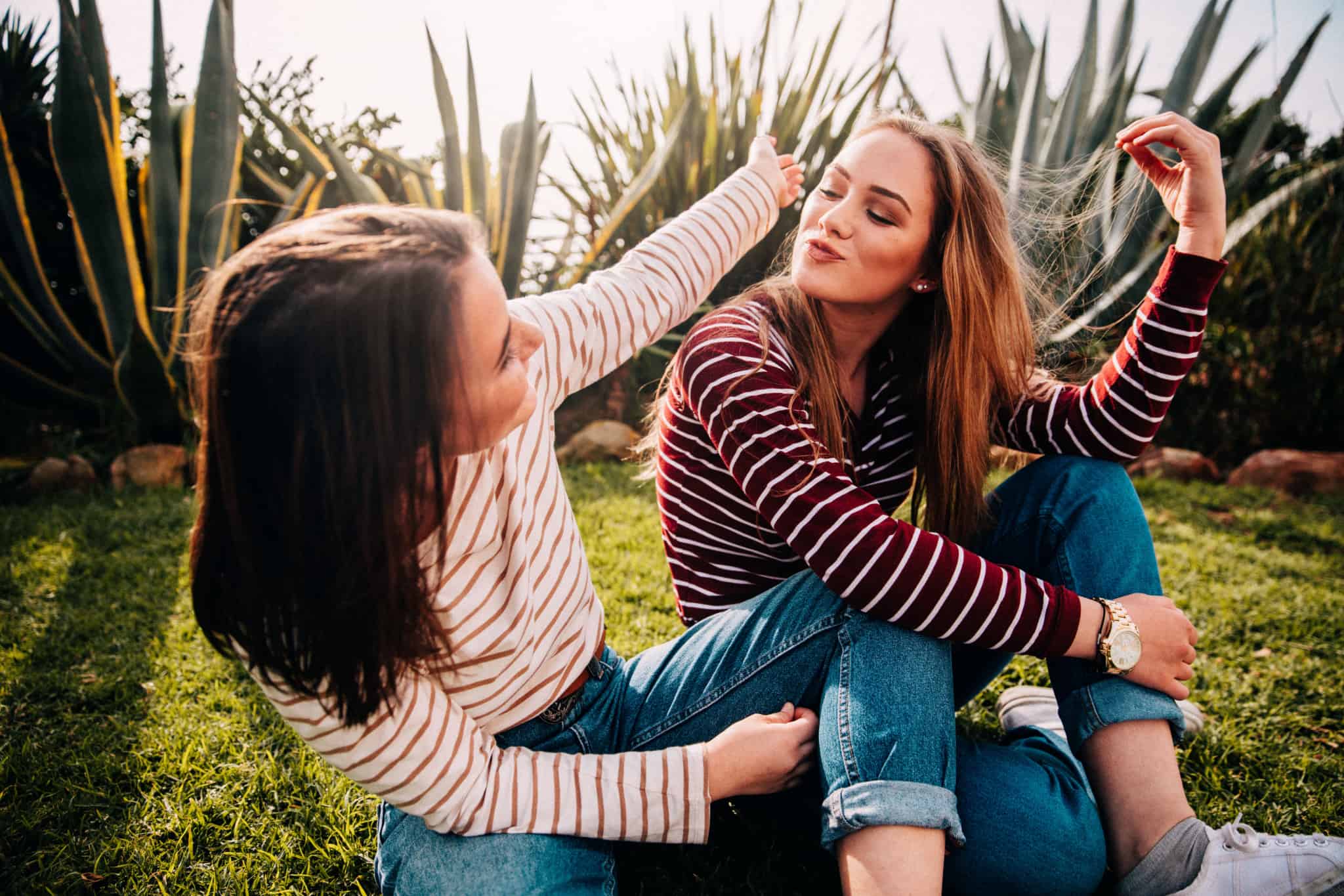 duas amigas sentadas na relva