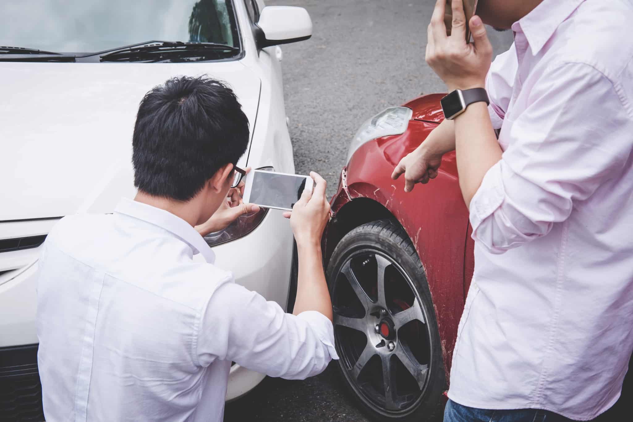 pessoa a tirar foto de um acidente de automovel