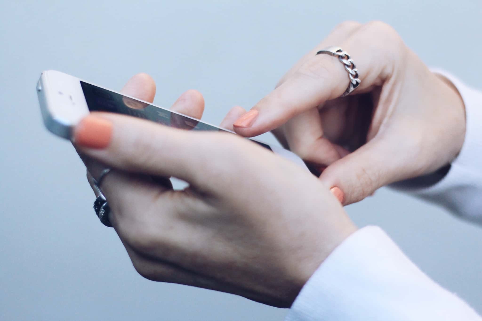 a usar o smartphone na mão