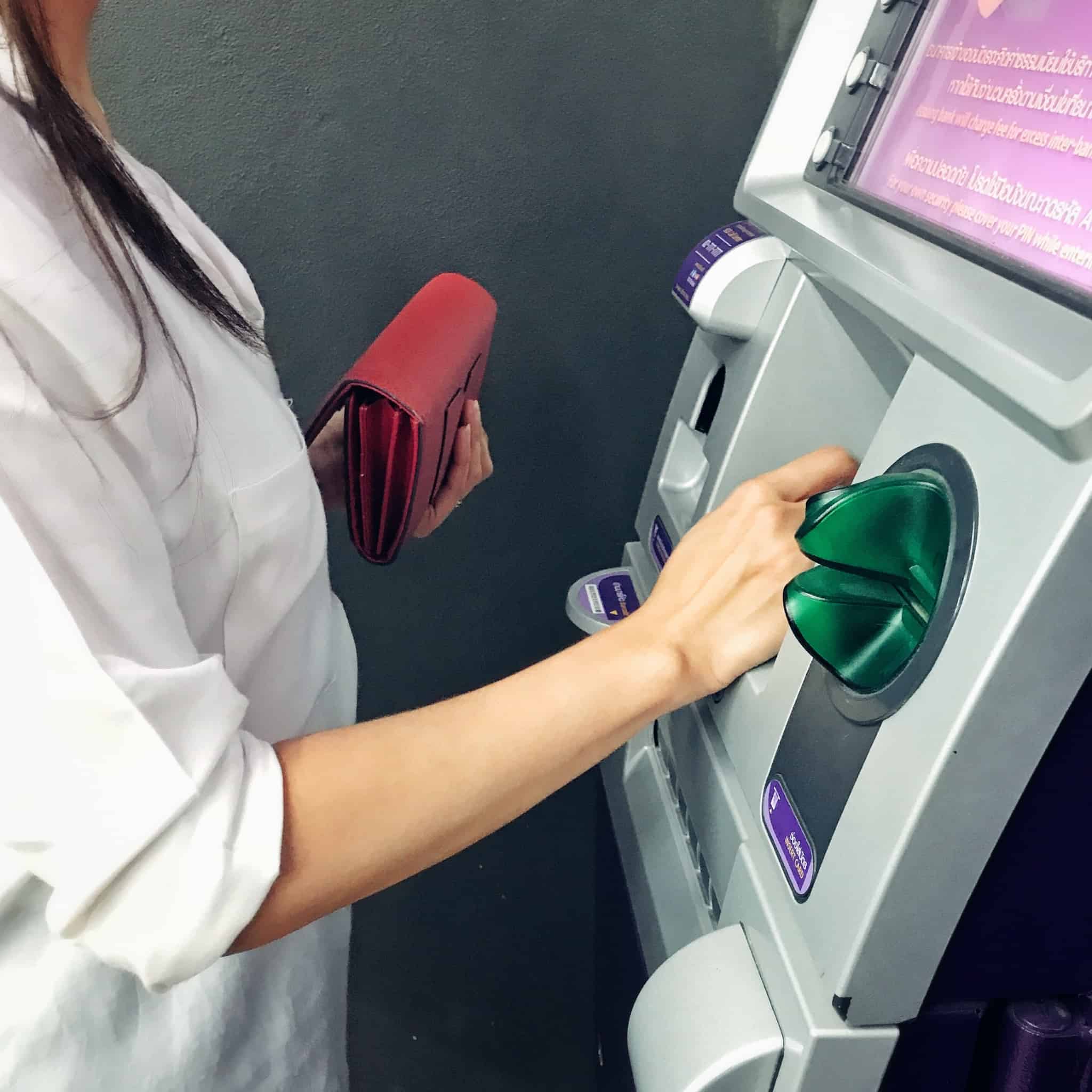 mulher a mexer em caixa de multibanco