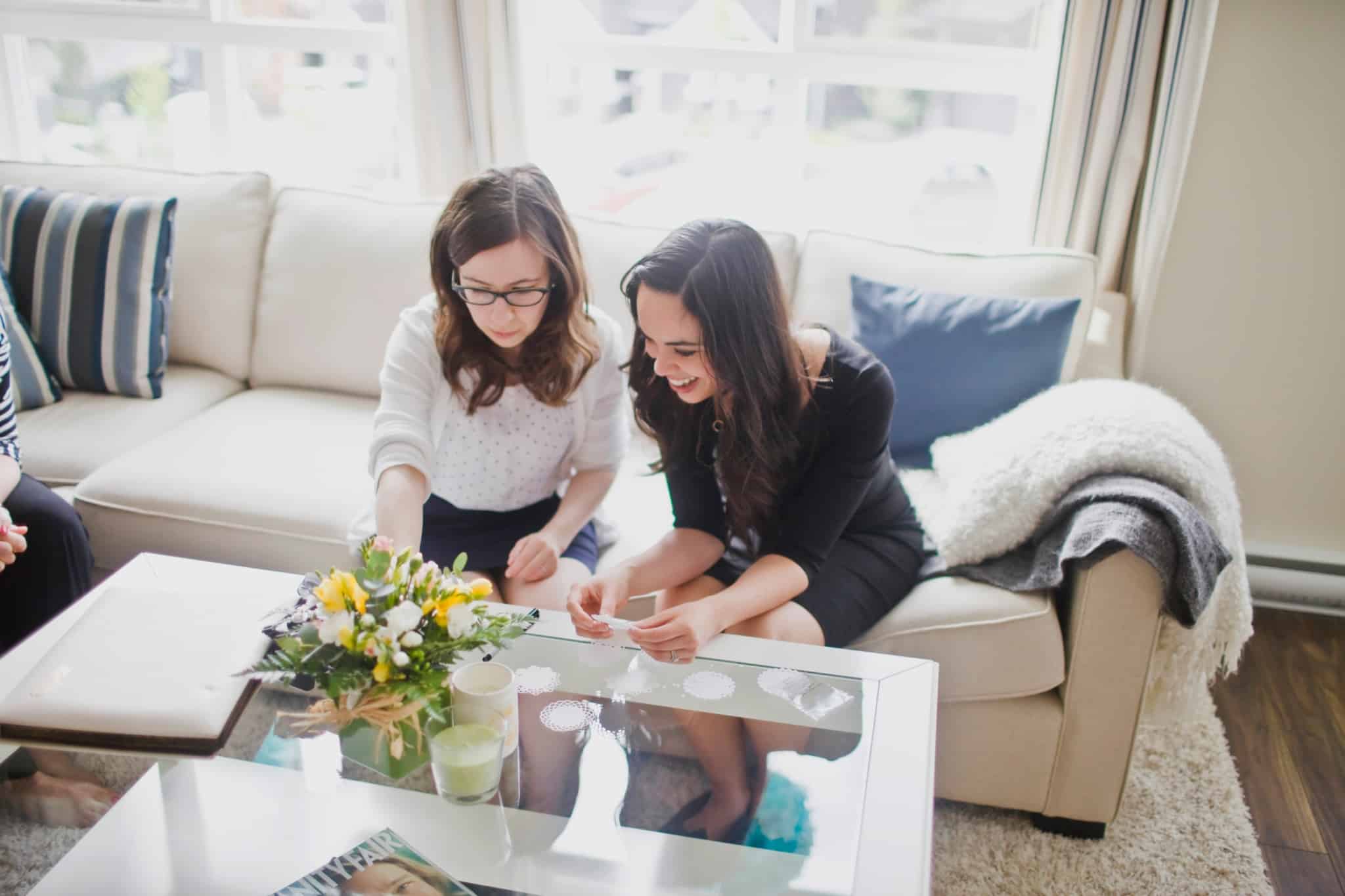duas mulheres a conversar sobre a mesa