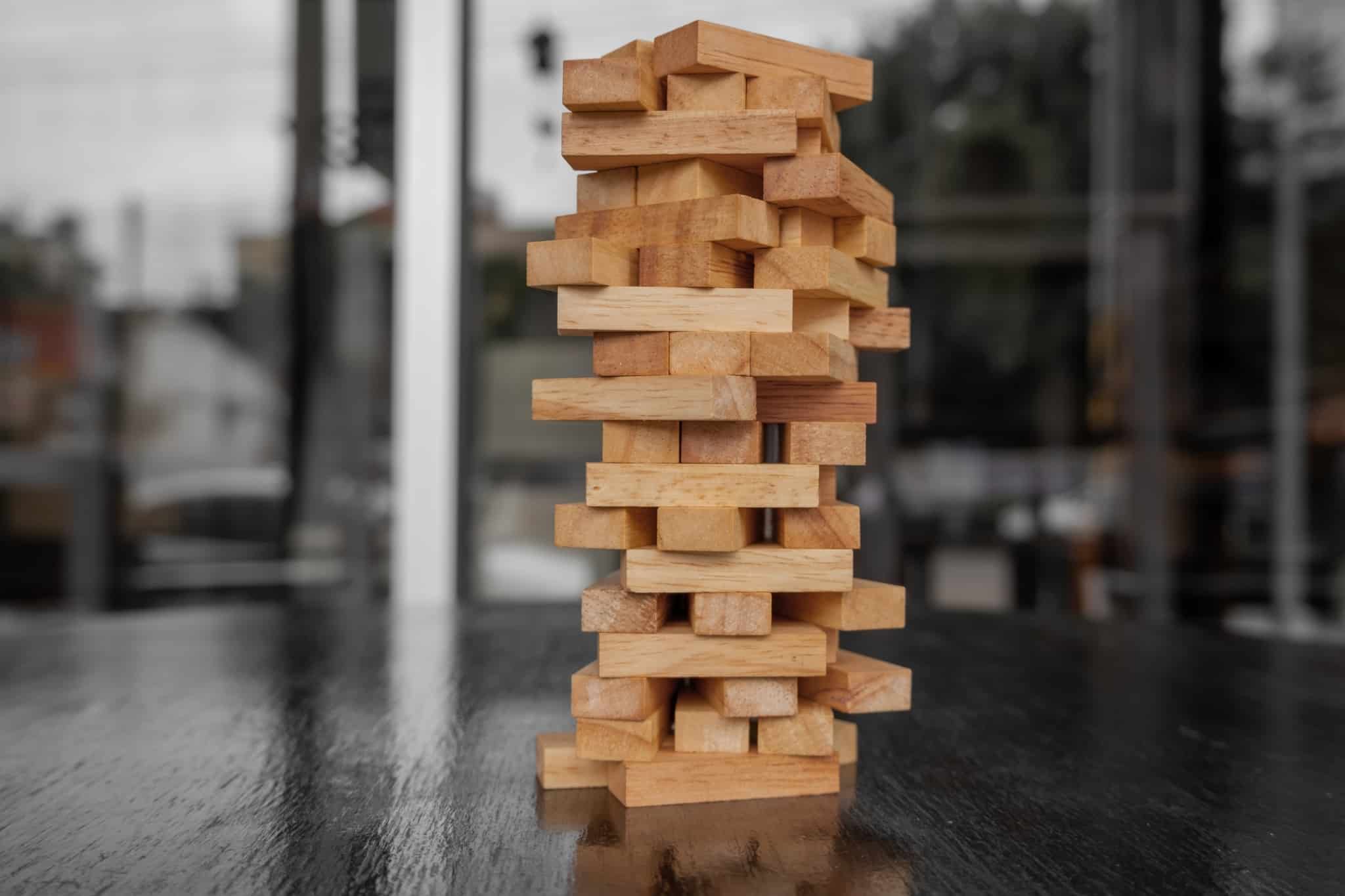 jogo jenga em madeira em cima da mesa
