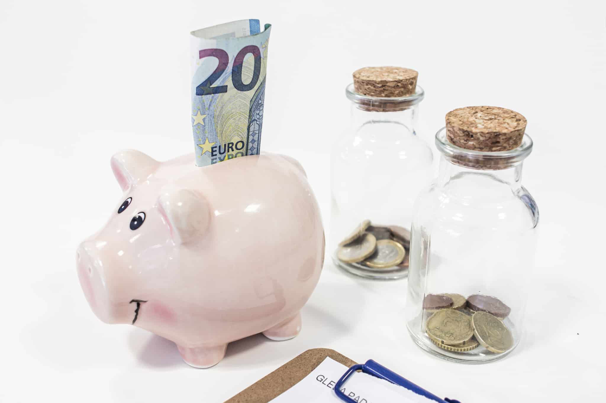 porquinho mealheiro com poupança de vinte euros