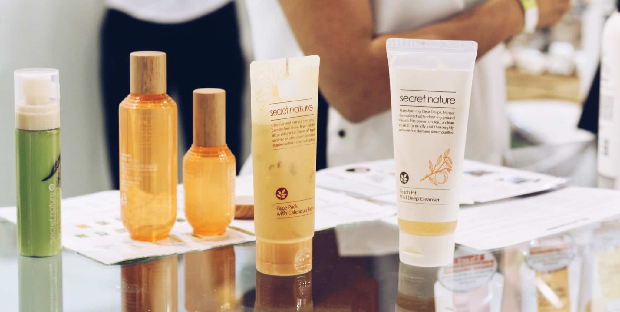 Produtos de beleza em cima da mesa