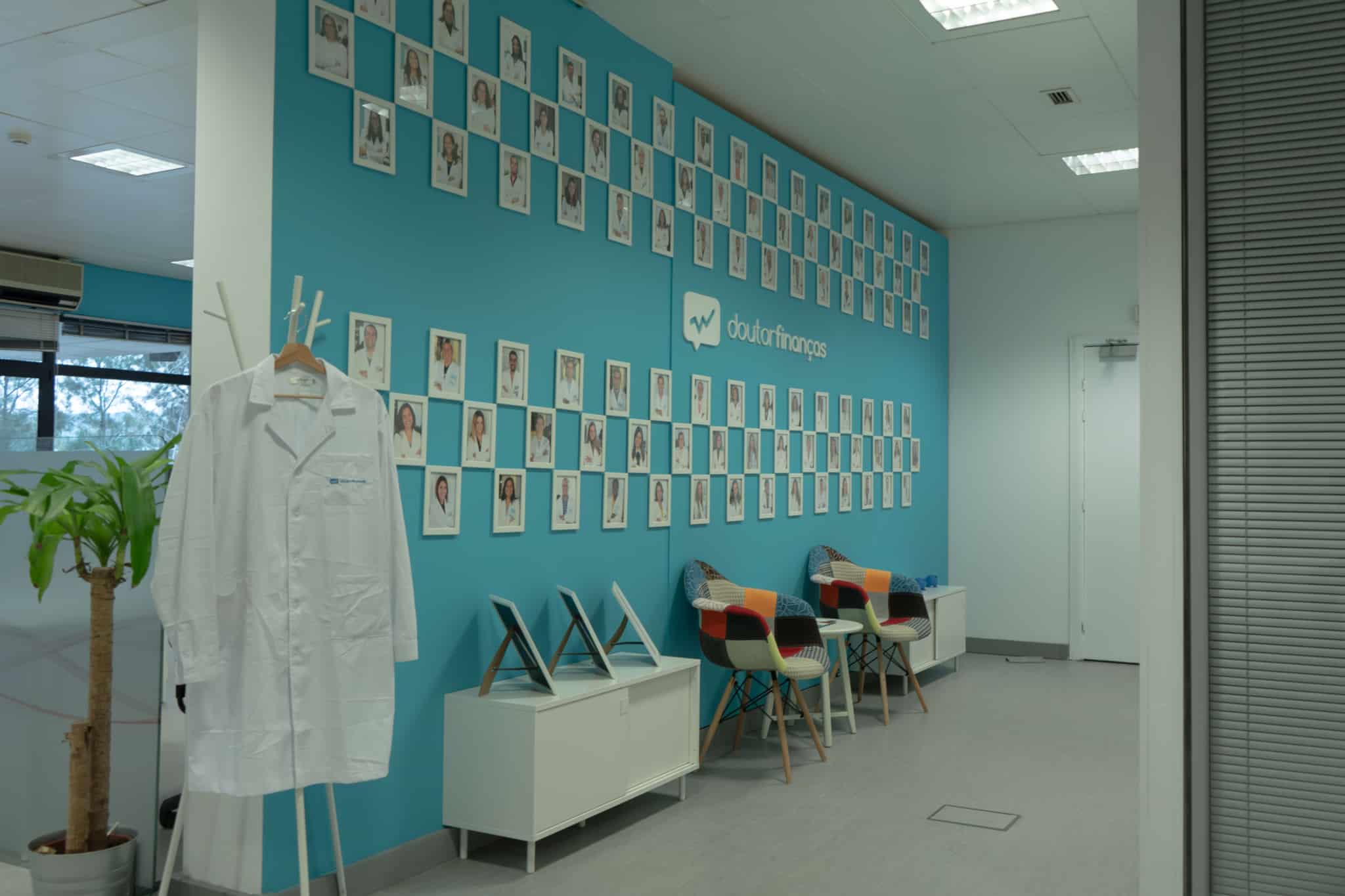 Parede com fotos dos colaboradores Doutor Finanças