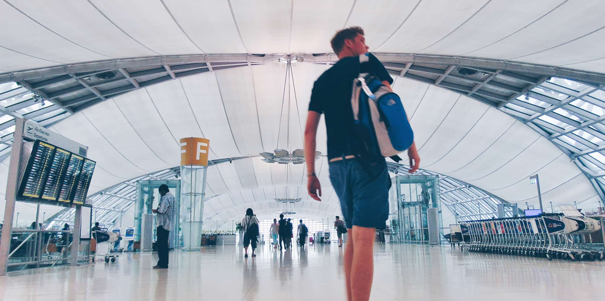 Turista a espera no aeroporto 2