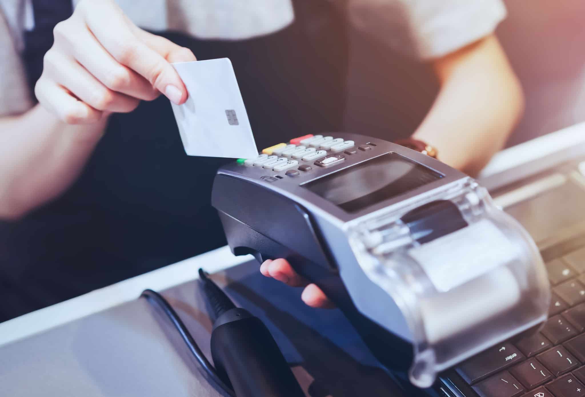 pessoa com cartão de multibanco