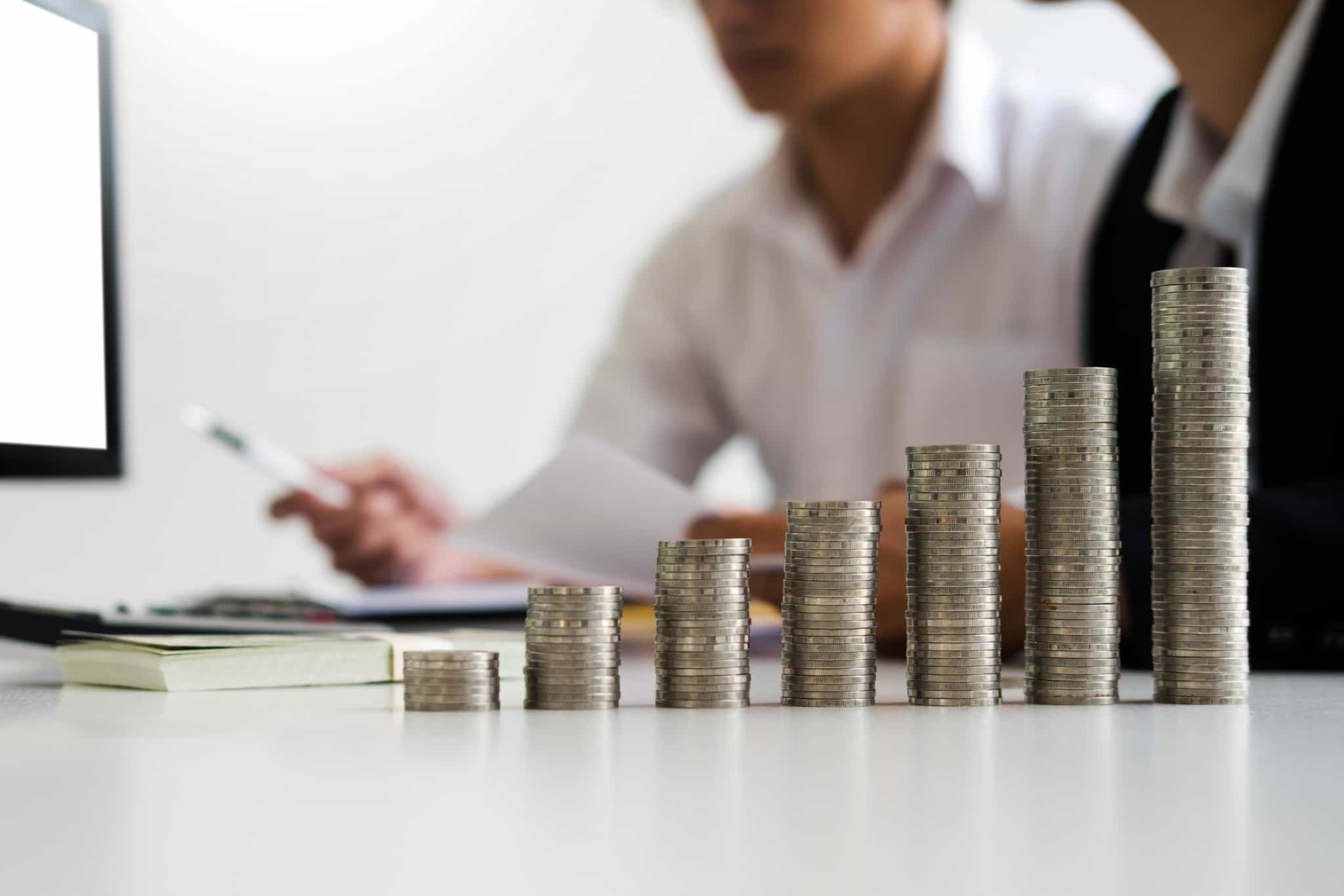 moedas em cima da mesa_preparar crise financeira
