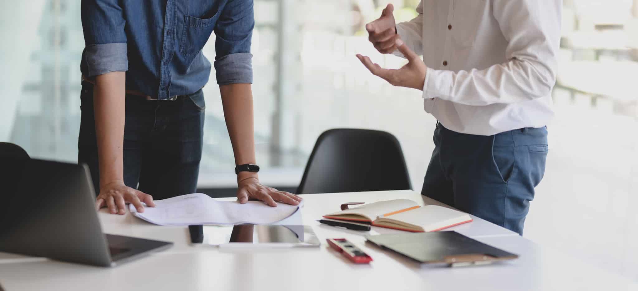 sócios-de-empresa-a-debater-ideias-numa-mesa-de-escritorio