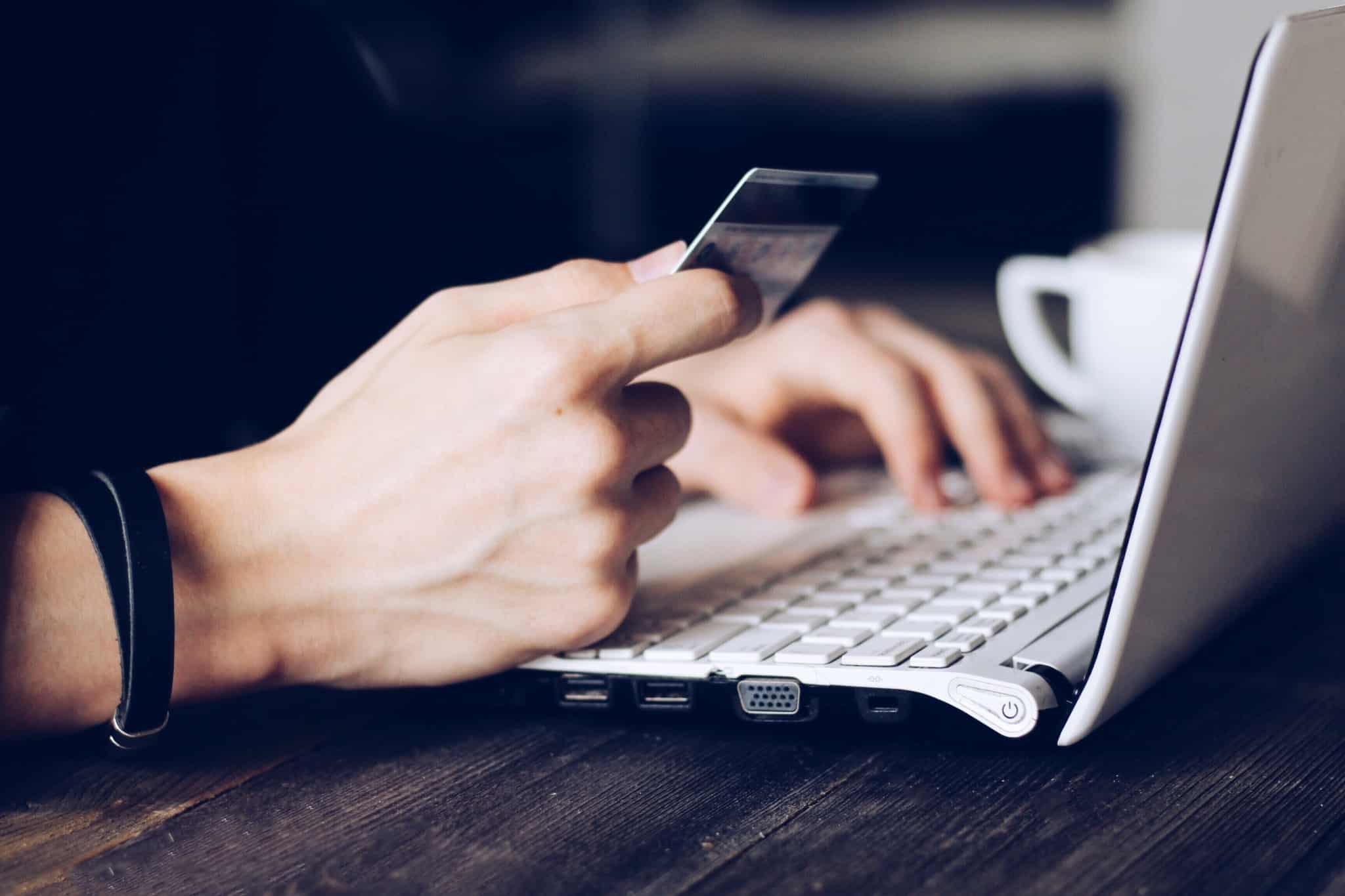segurar cartao de credito e estar no computador