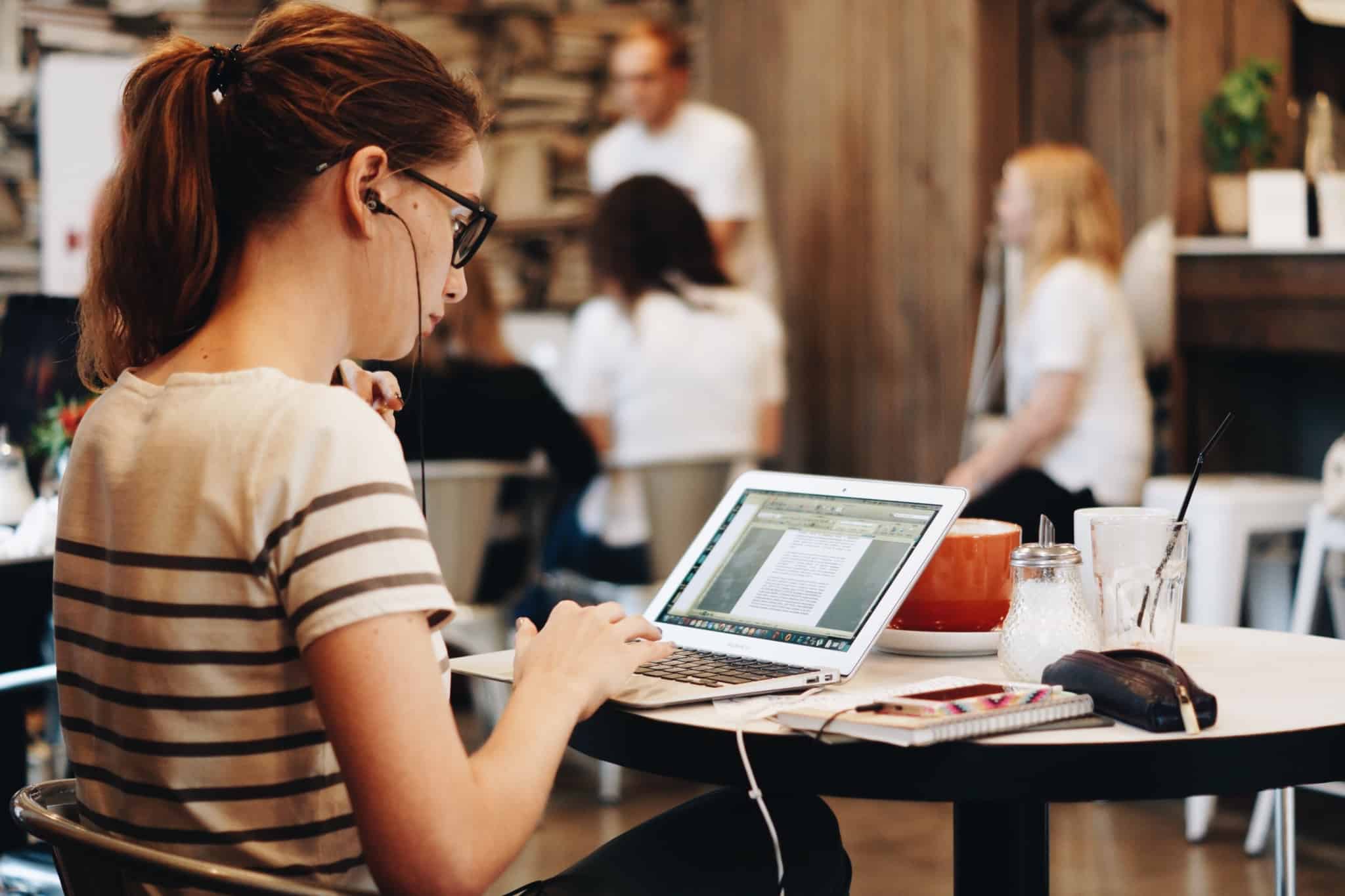 freelancer a trabalhar com um computador num café
