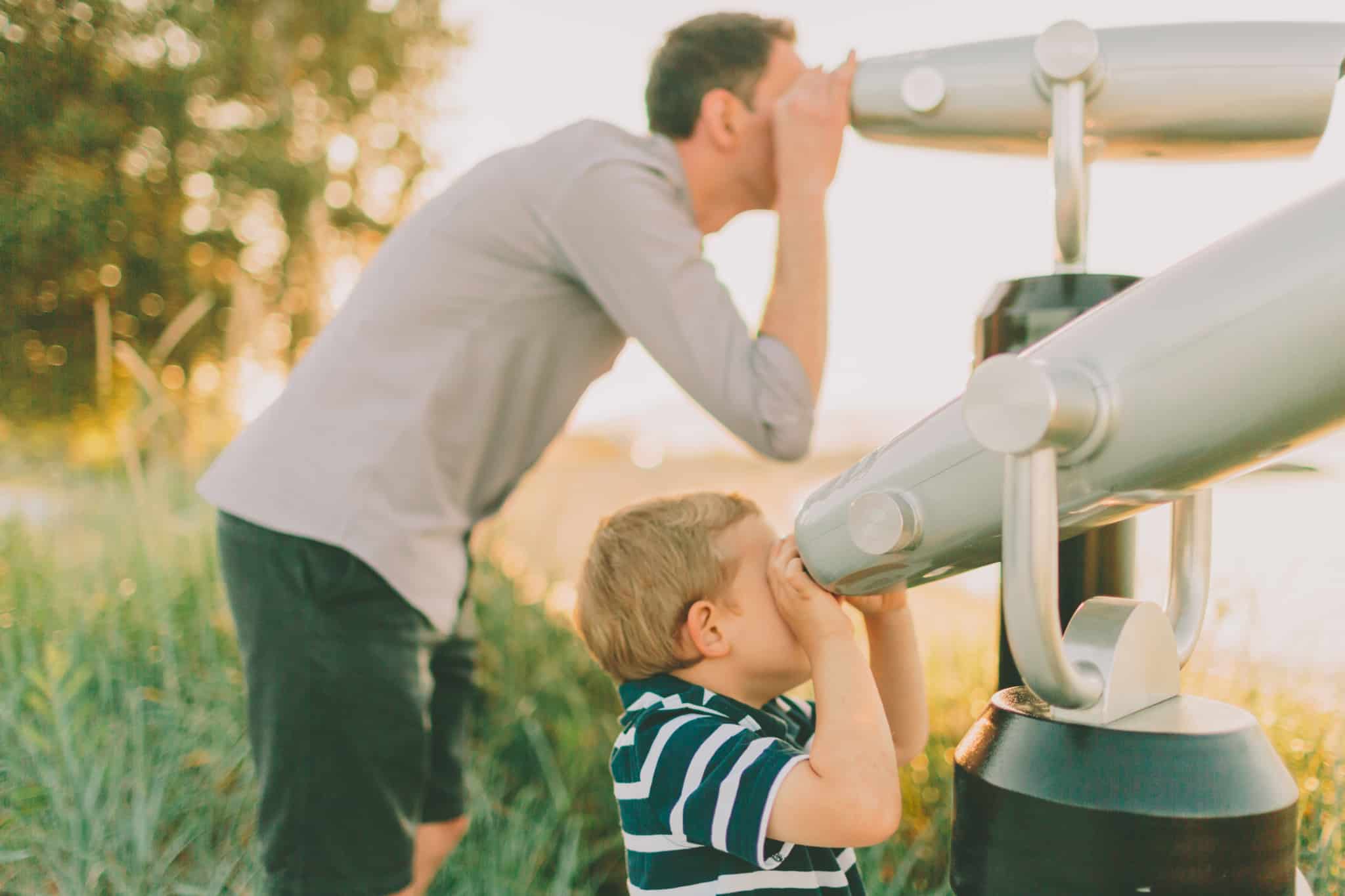 pai e filho a olhar pelo telescopio