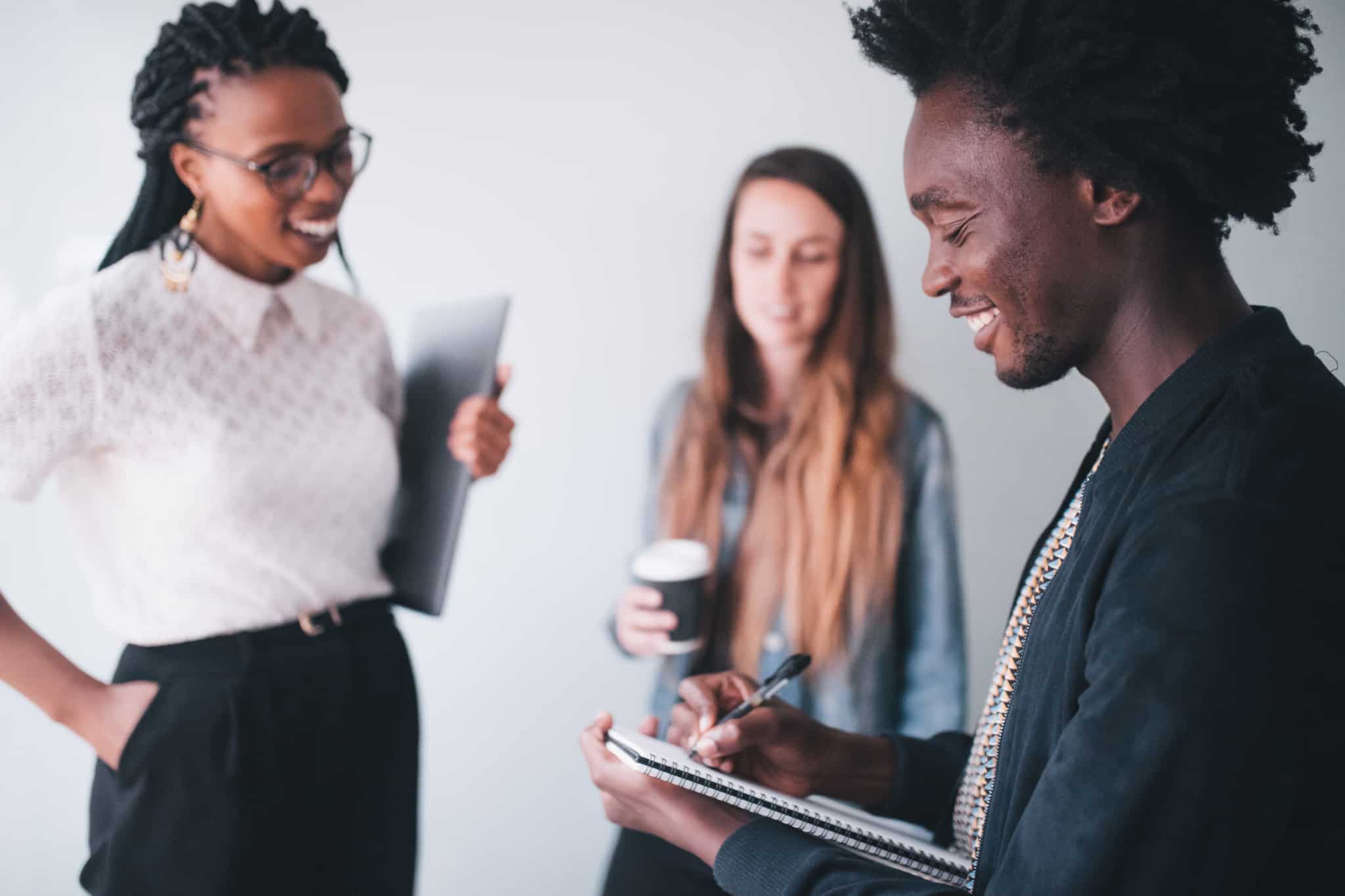 reuniao de trabalho entre tres pessoas