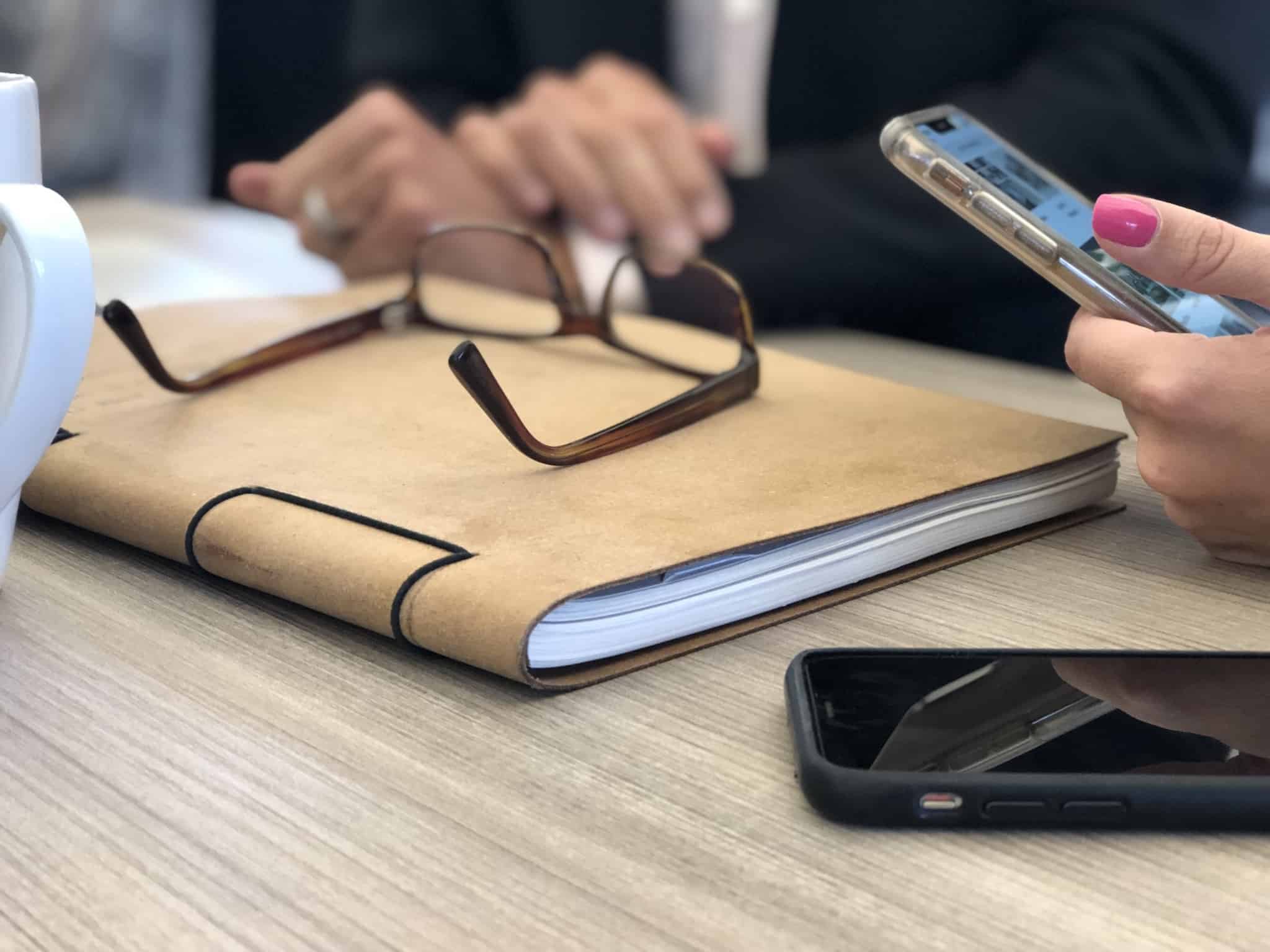 pasta com documentos e uns oculos em cima