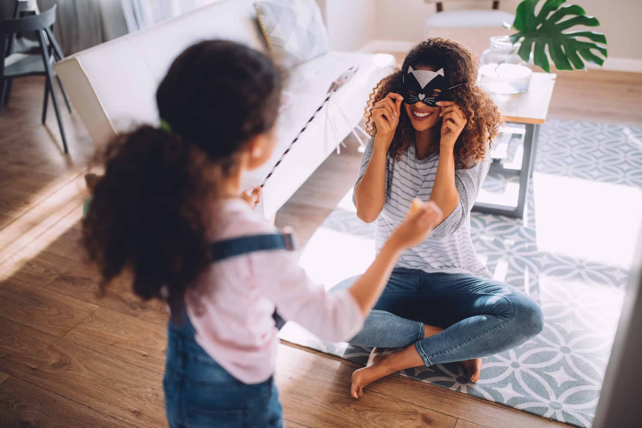 mae e filha a brincar com mascaras
