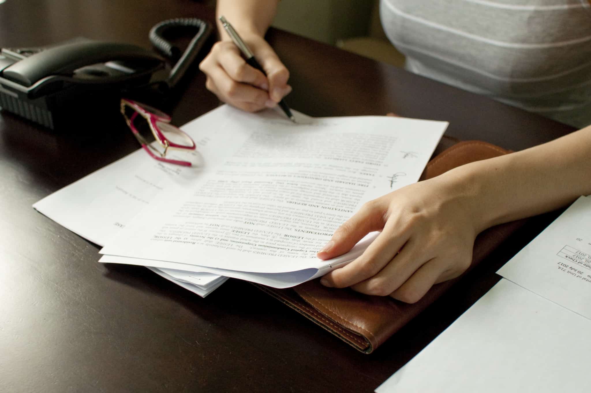 pessoa a assinar um contrato