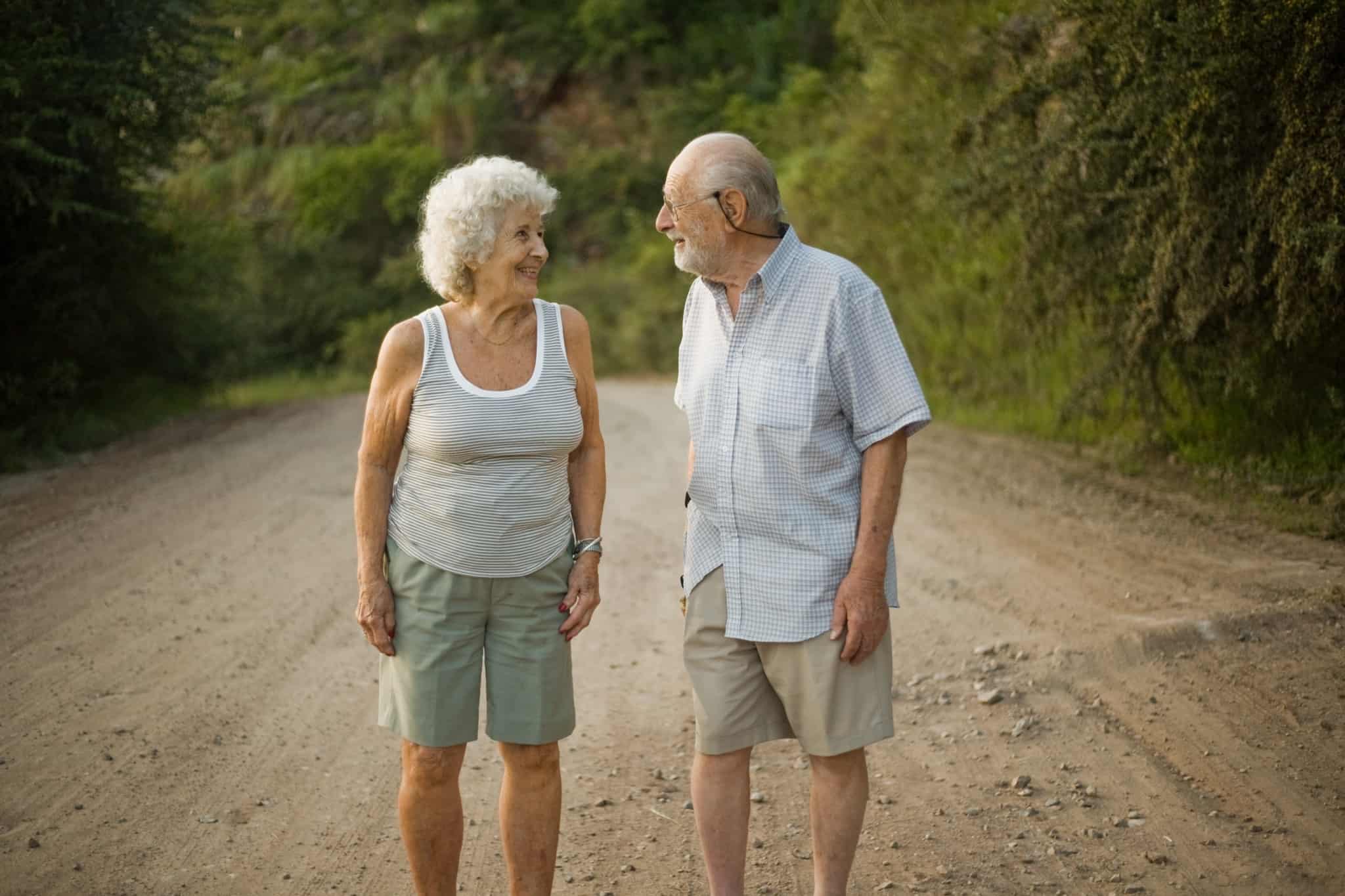 casal de idosos no caminho de terra batida