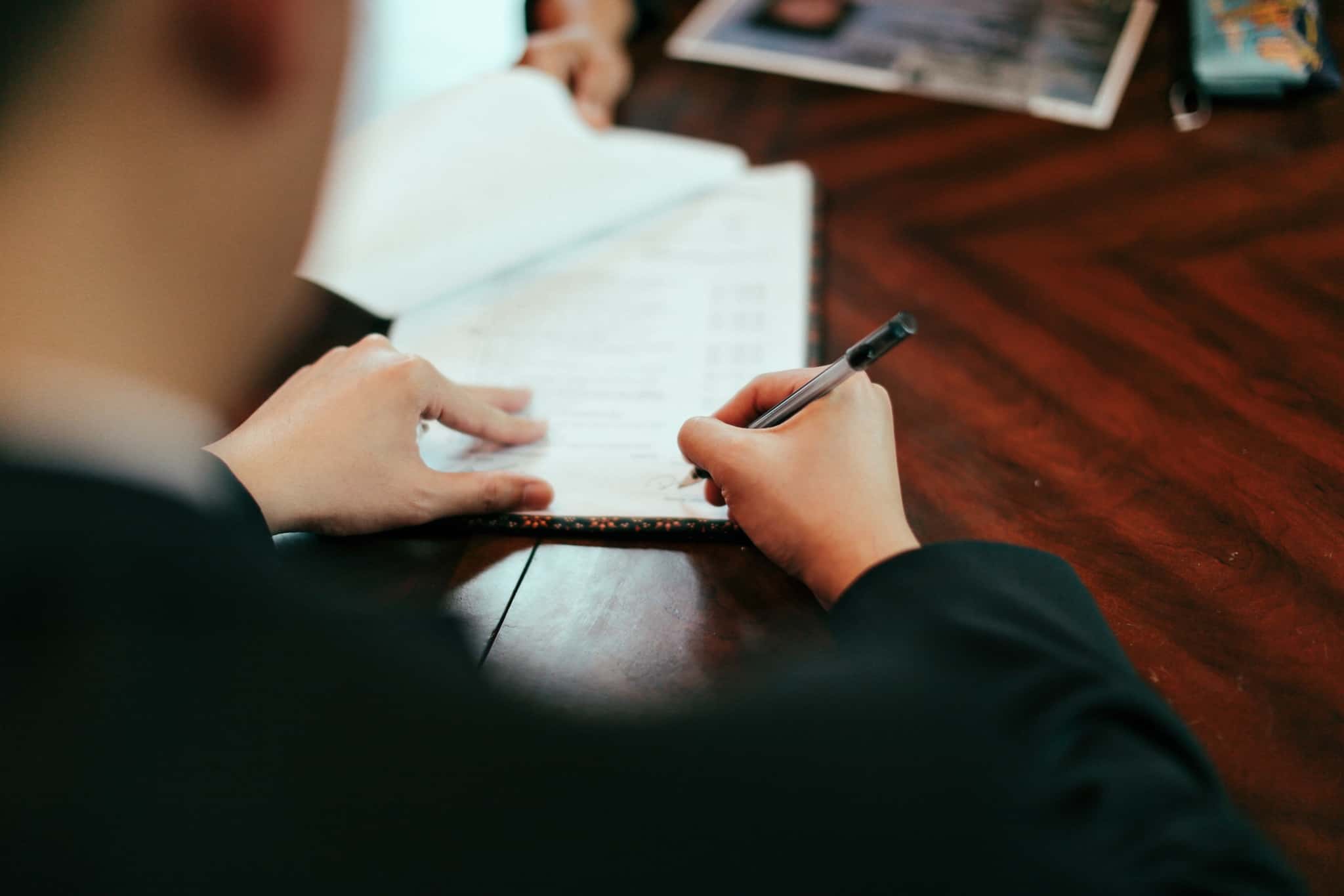 assinar papeis de um contrato
