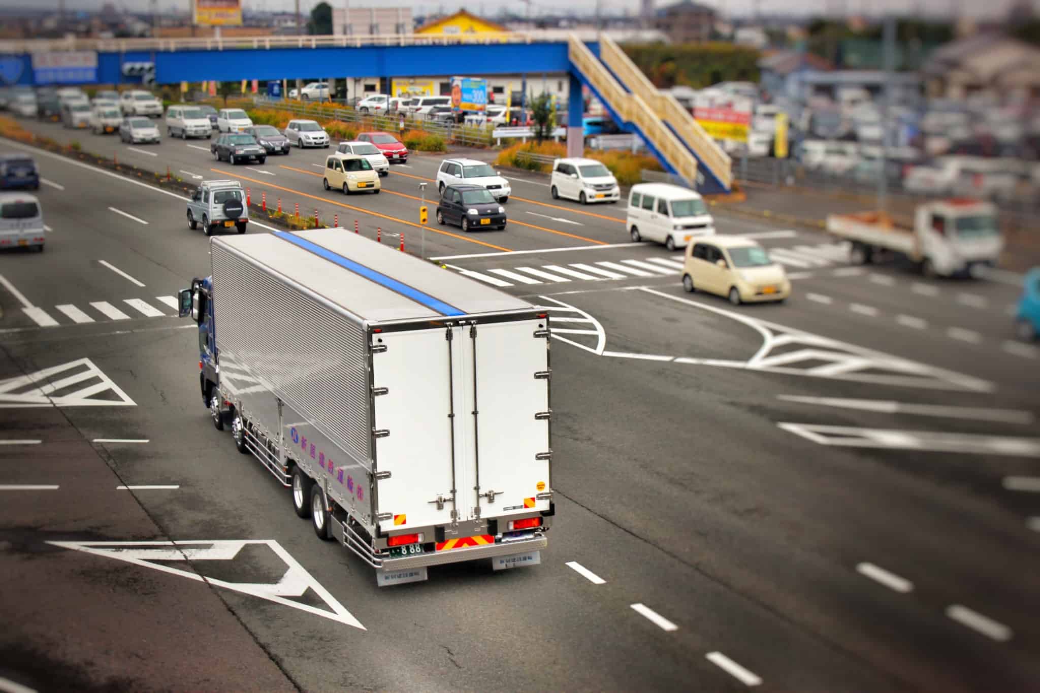 camiao na autoestrada