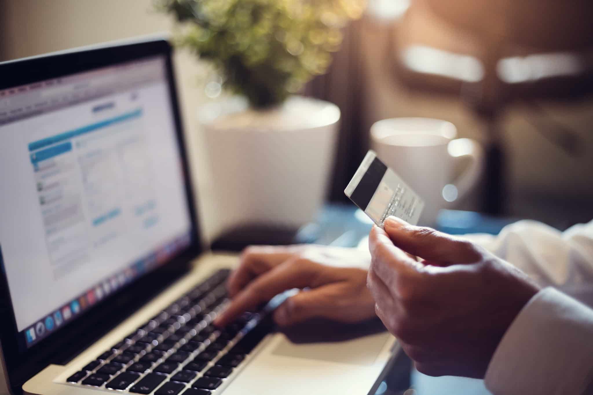 fazer compras online com cartao de crédito na mão