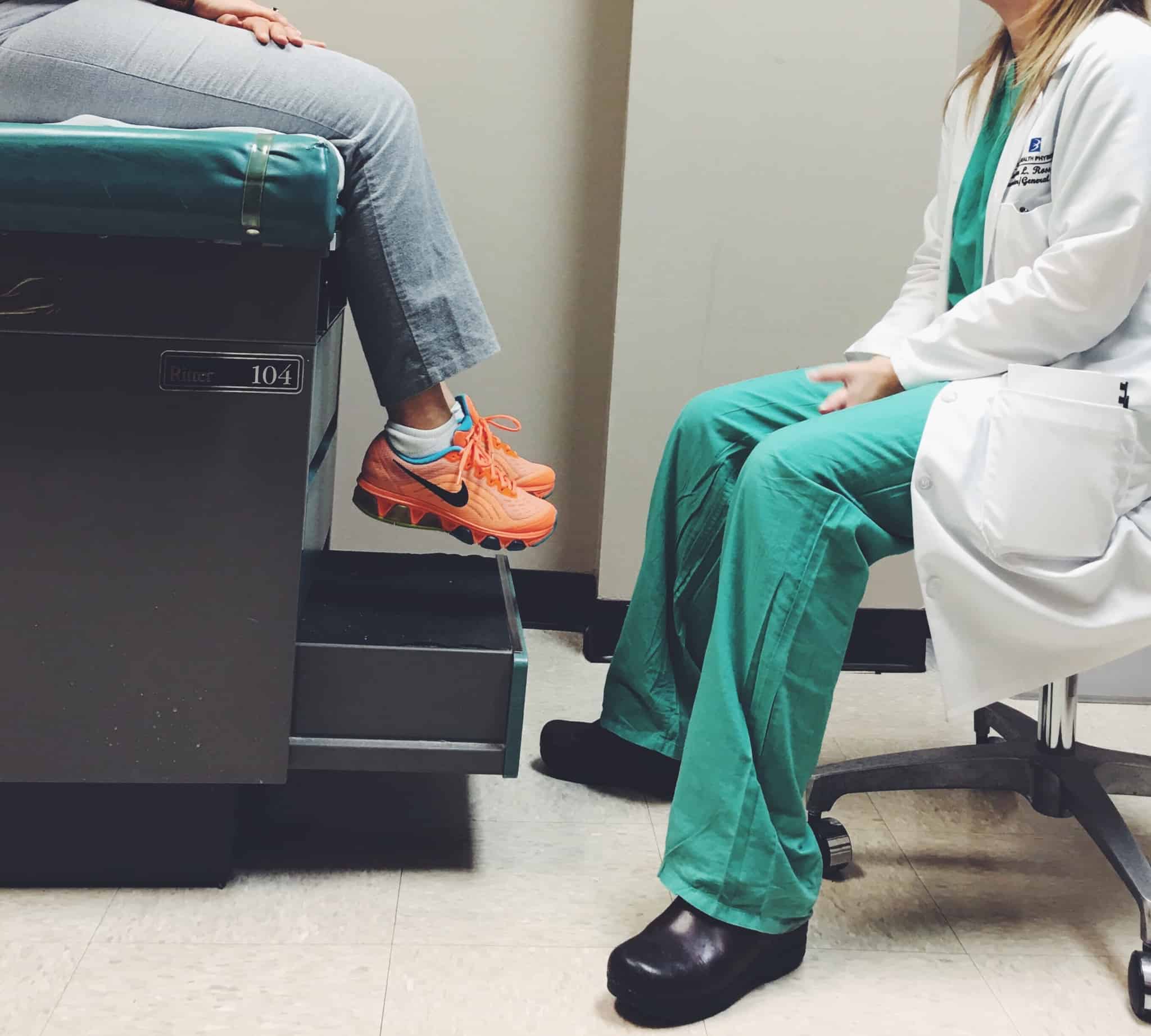 medico em consulta com paciente