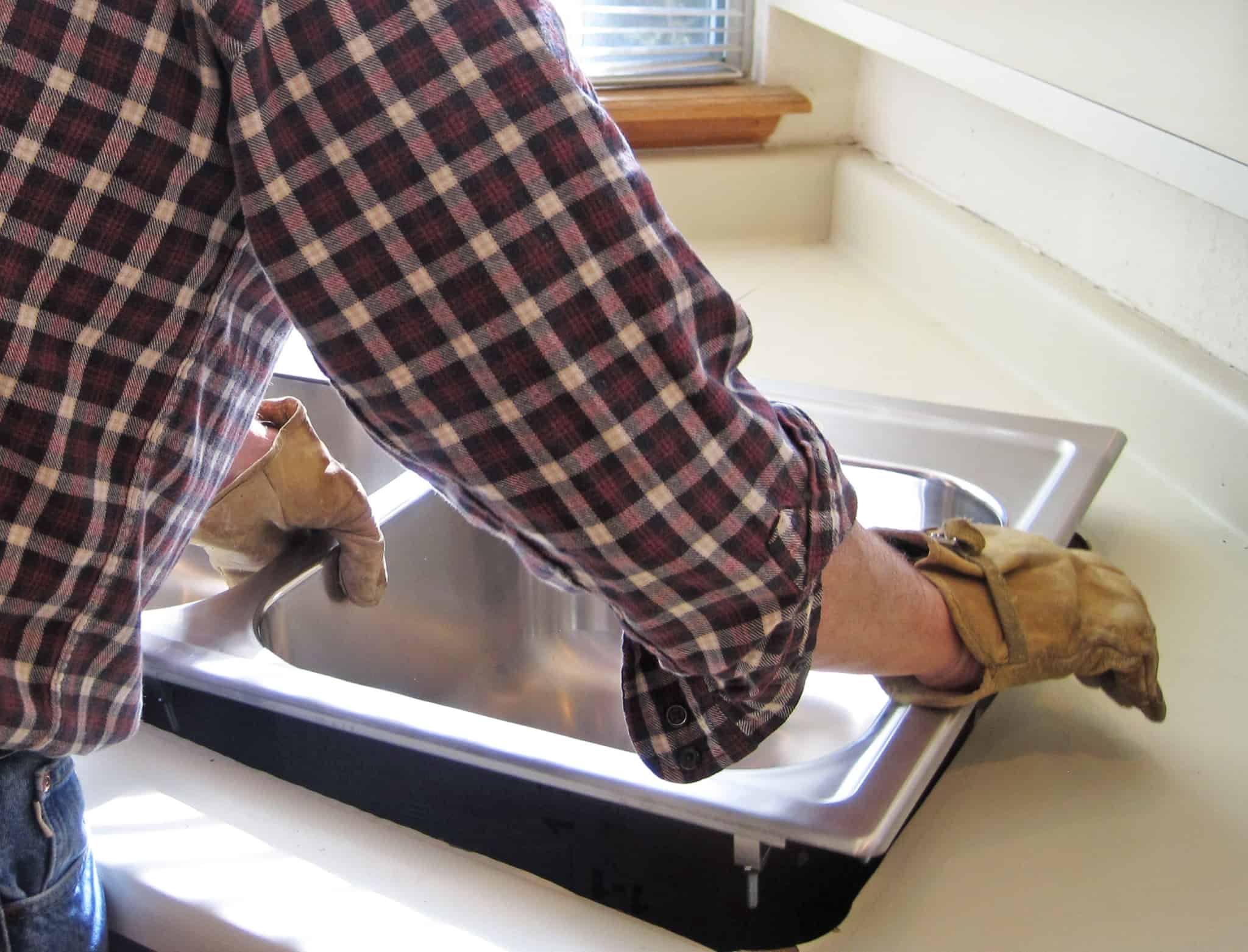 homem a colocar lavatório de cozinha