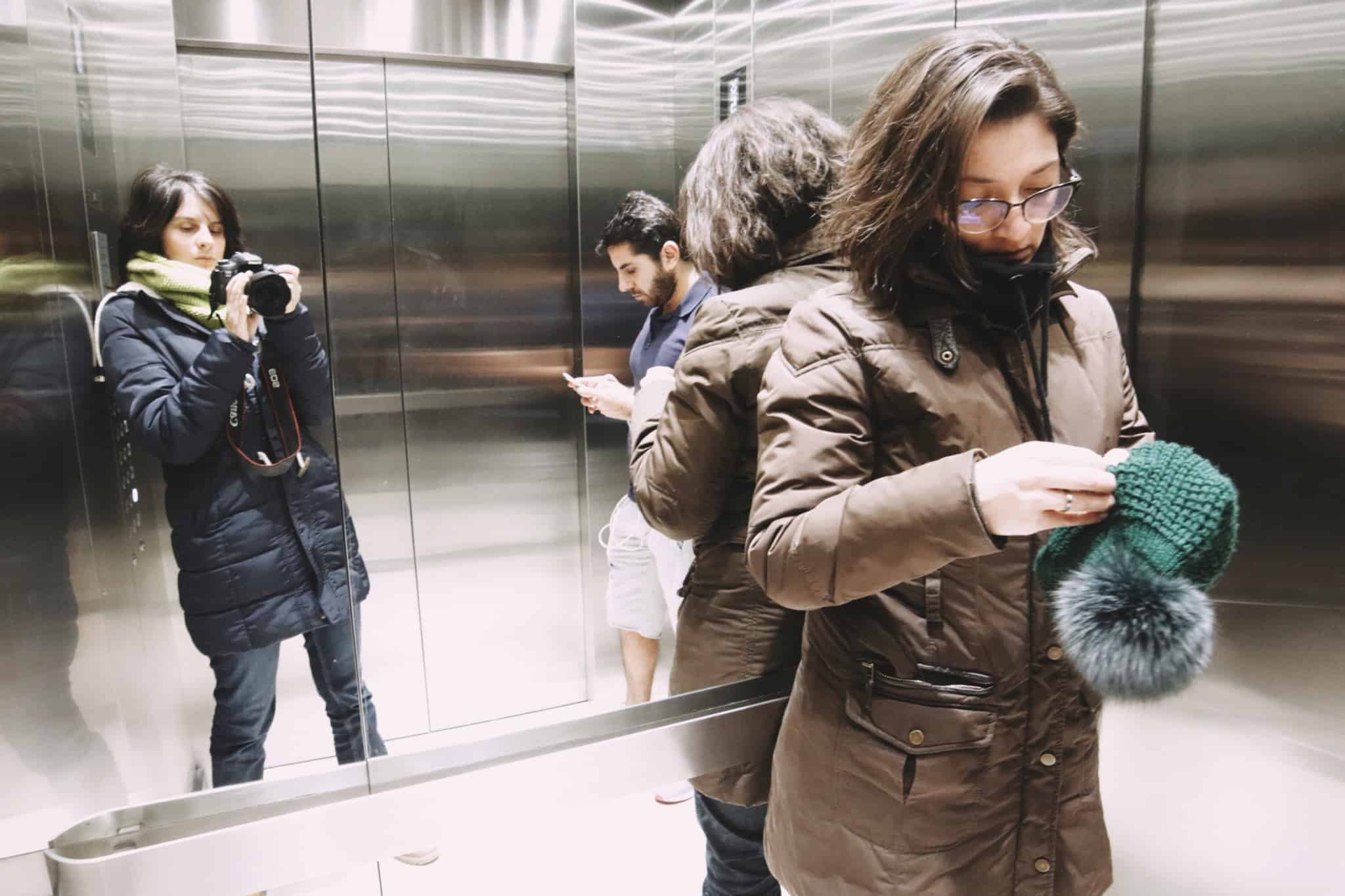 pessoas dentro do elevador