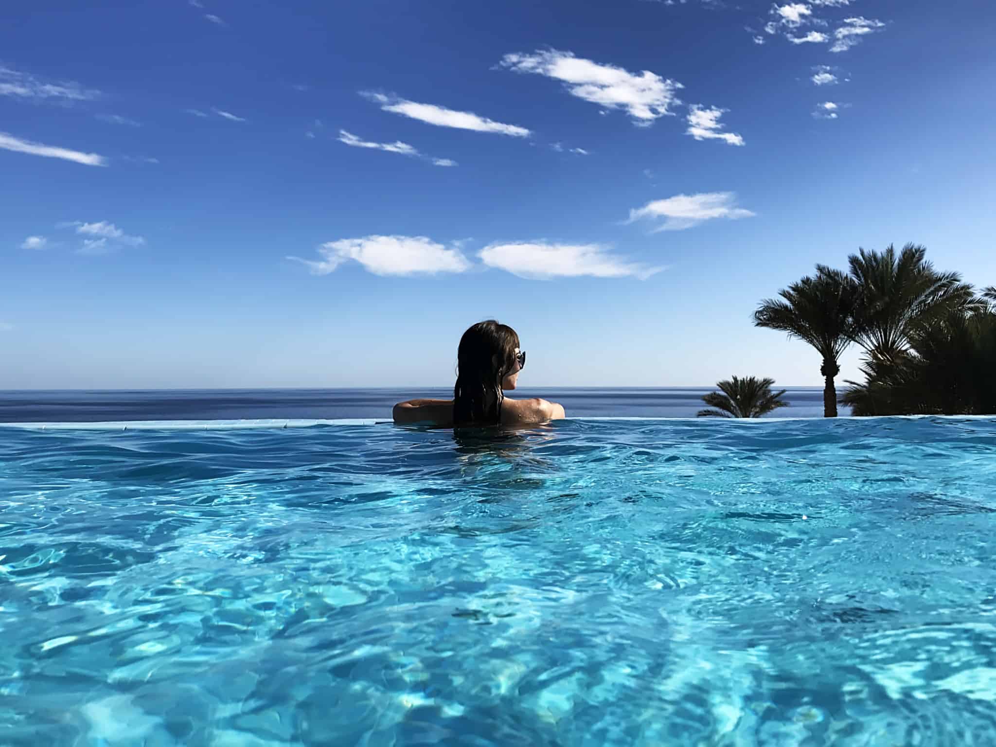 rapariga em piscina num paraíso tropical