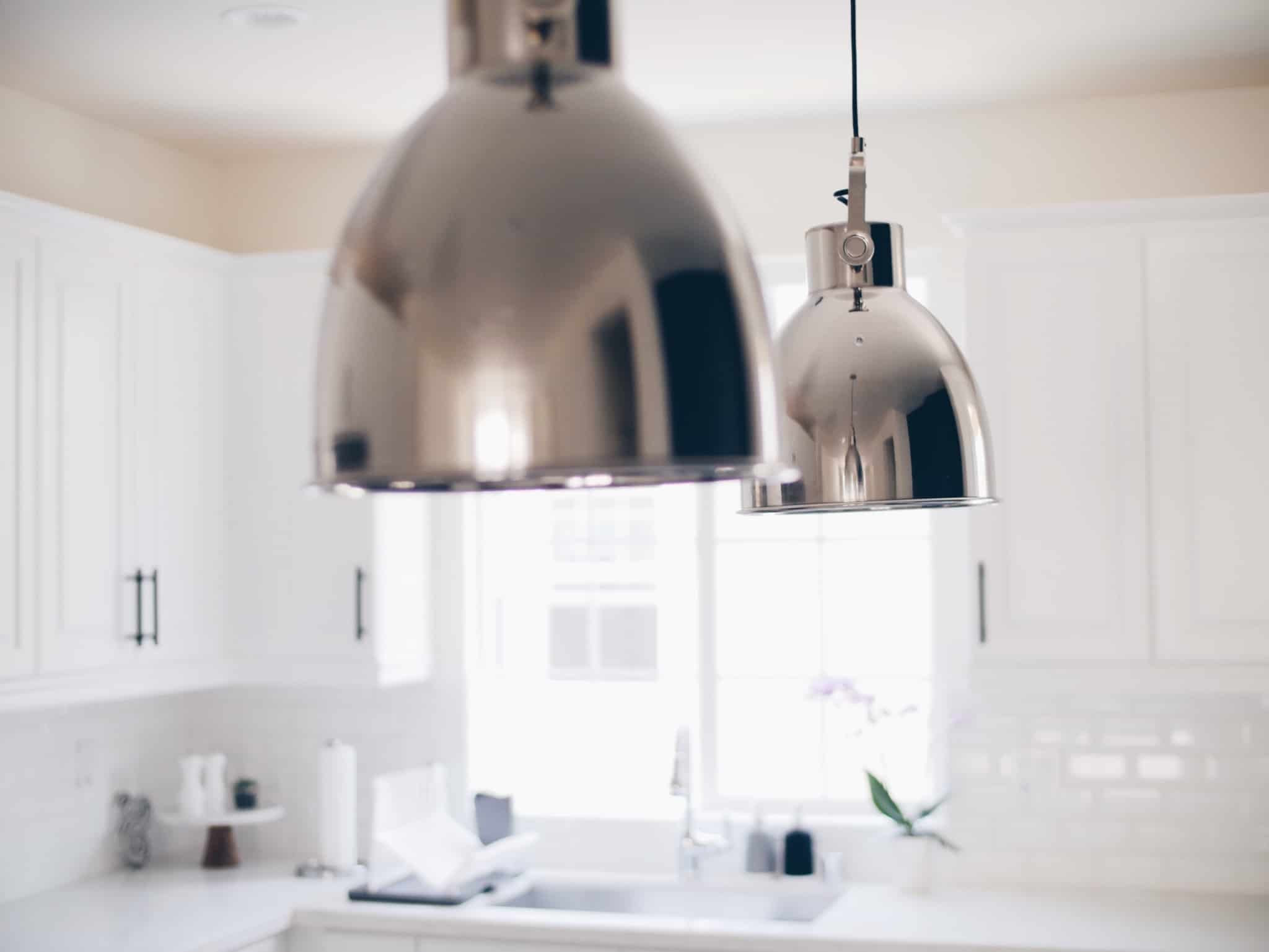 lampadas cinzentas de cozinha