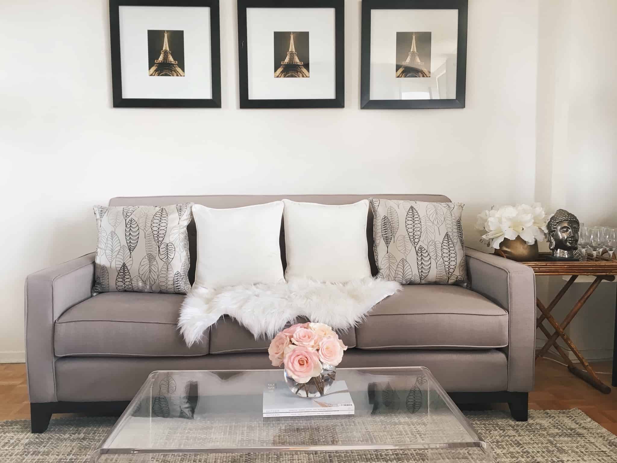 sofa beje com almofadas brancas