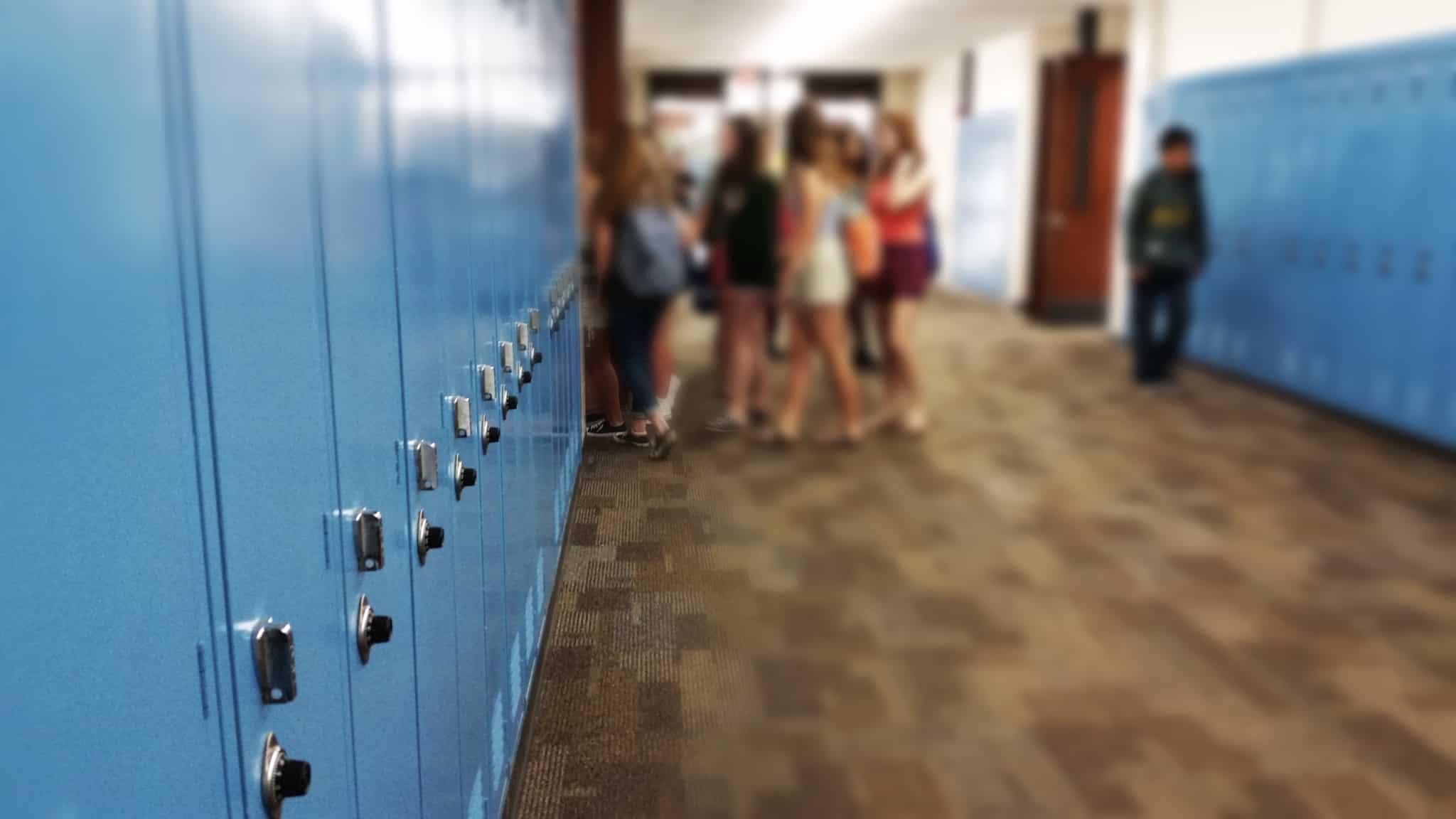 corredor de uma escola com cacifos azuis