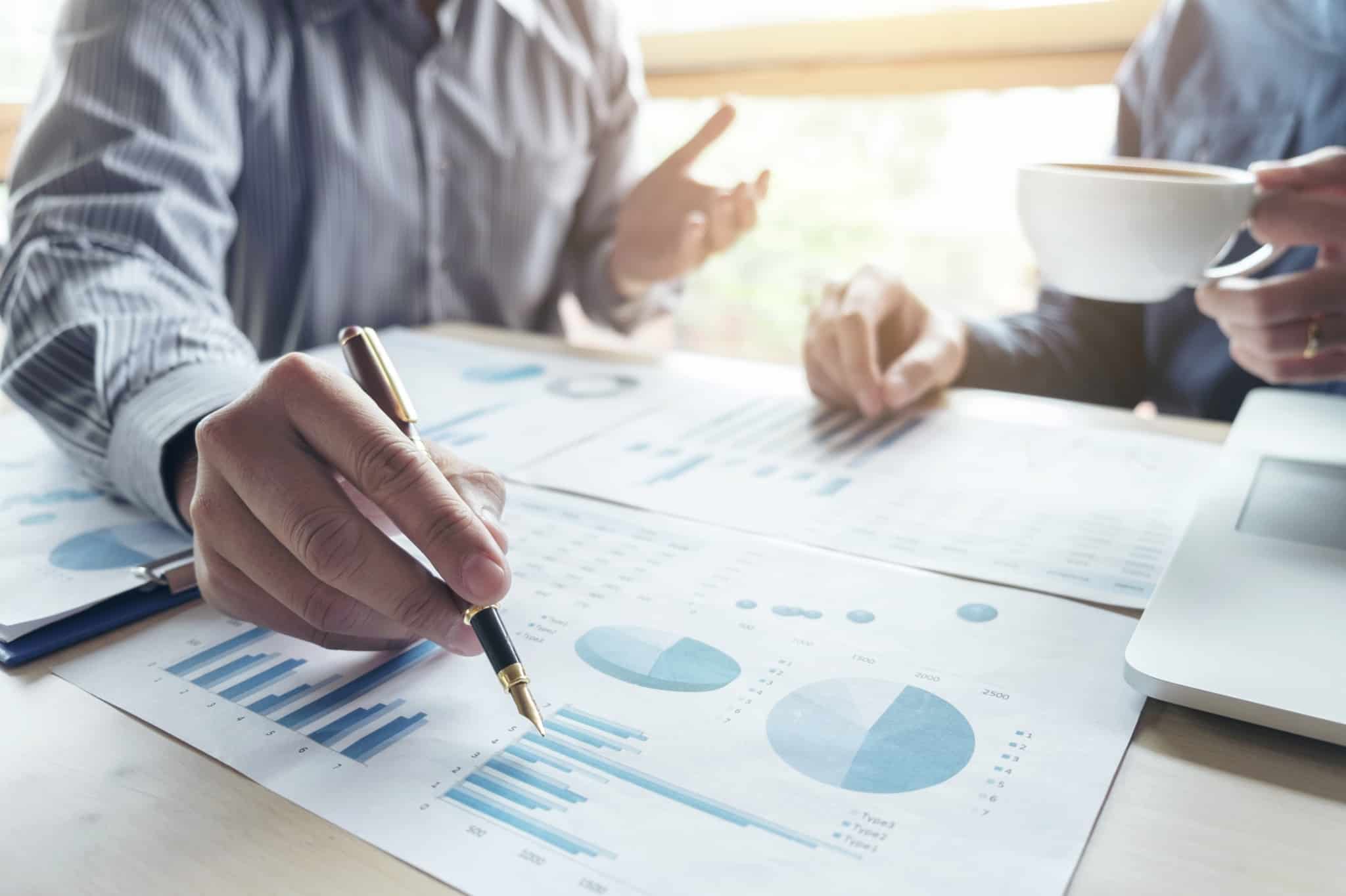 reuniao de negocios sobre graficos