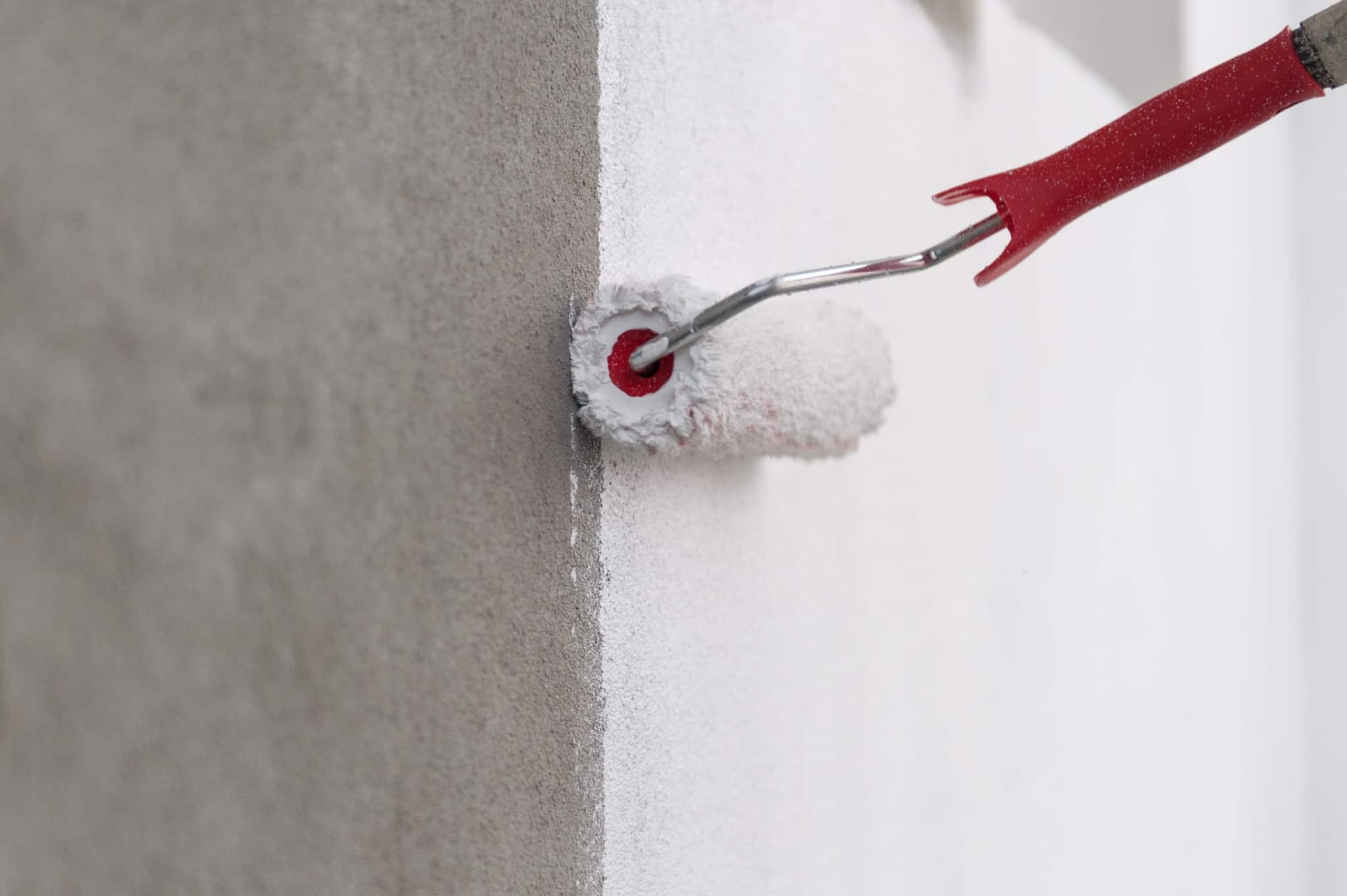 pintar parede de branco com rolo