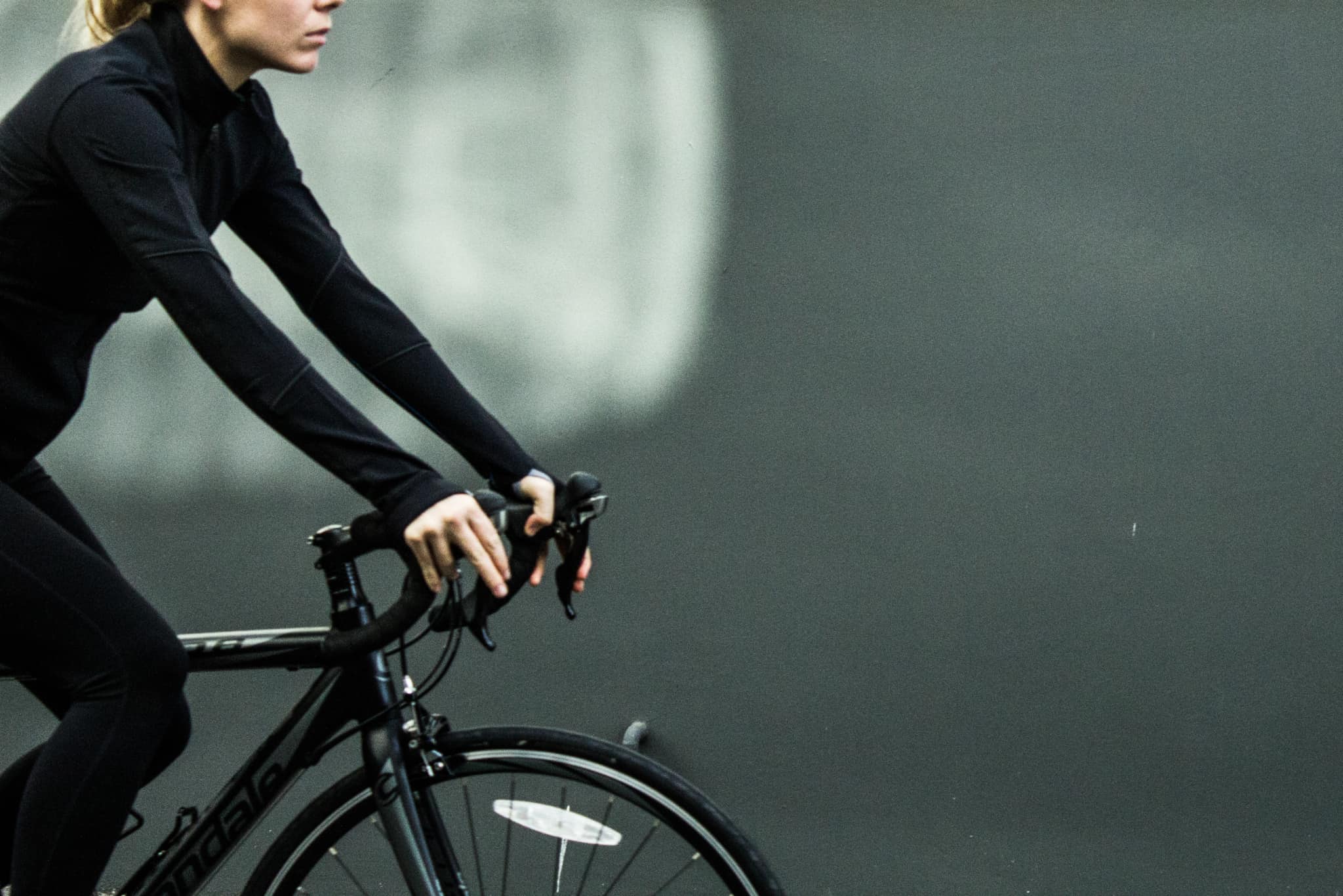 mulher a andar de bicicleta