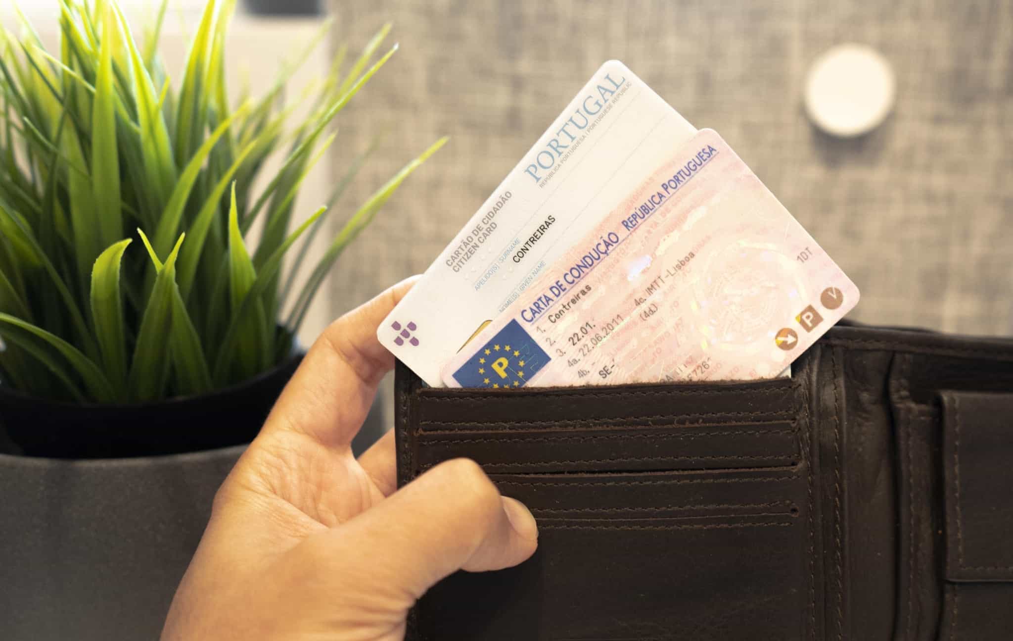 carteira com uma carta de condução e um cartão de cidadão