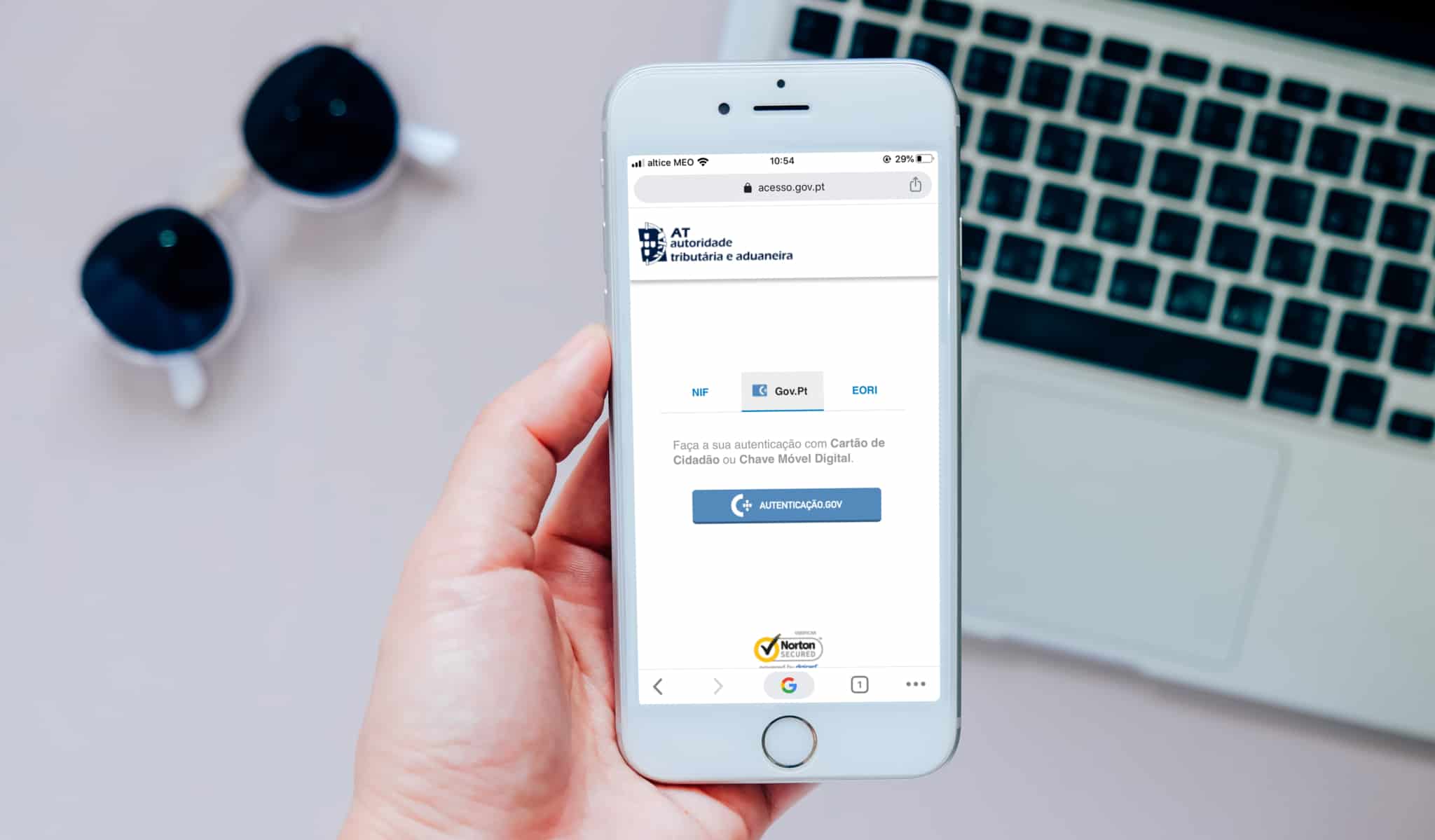 telemóvel com o site do portal das finanças aberto - chave móvel digital