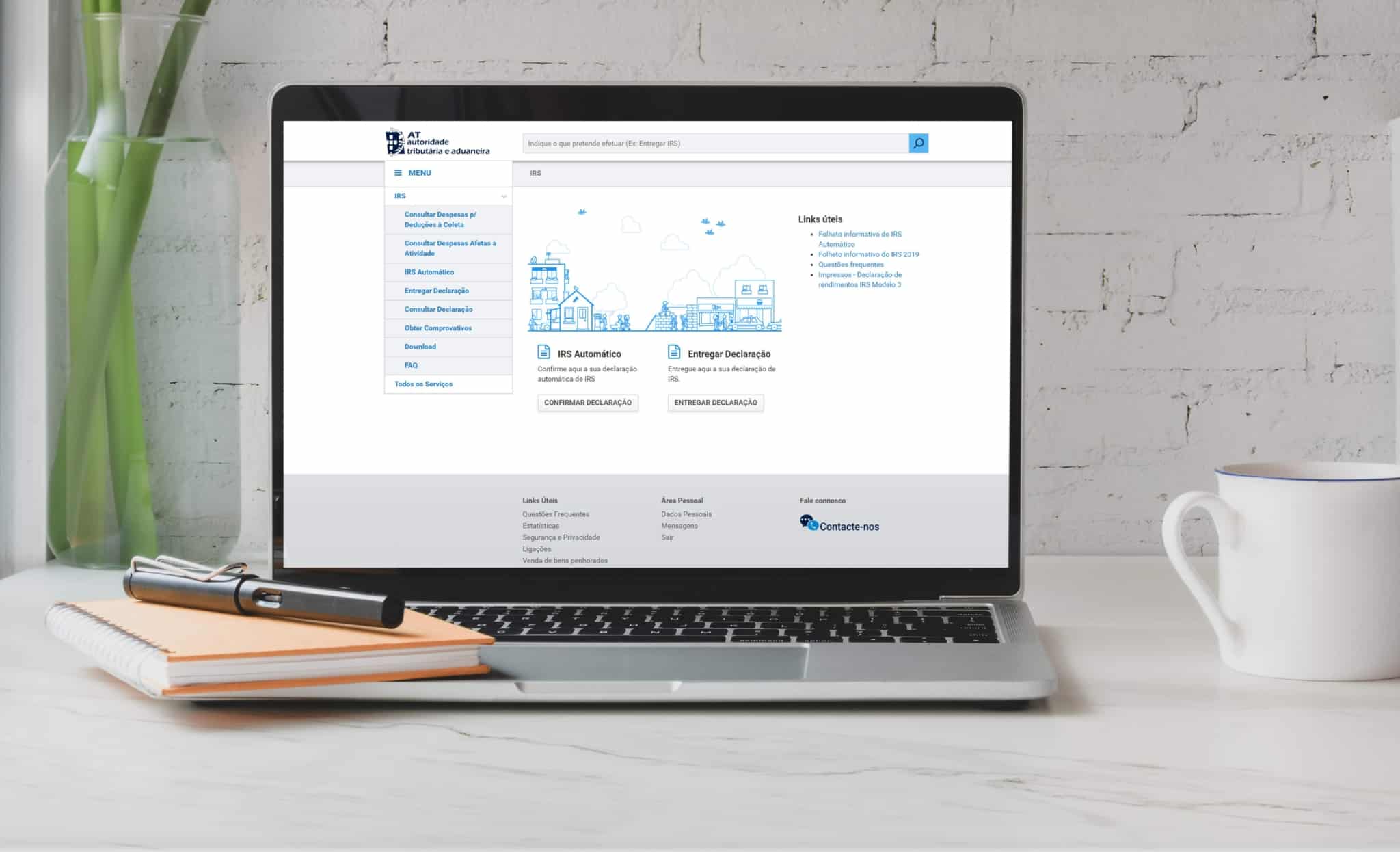 Computador com imagem do portal das Finanças IRS