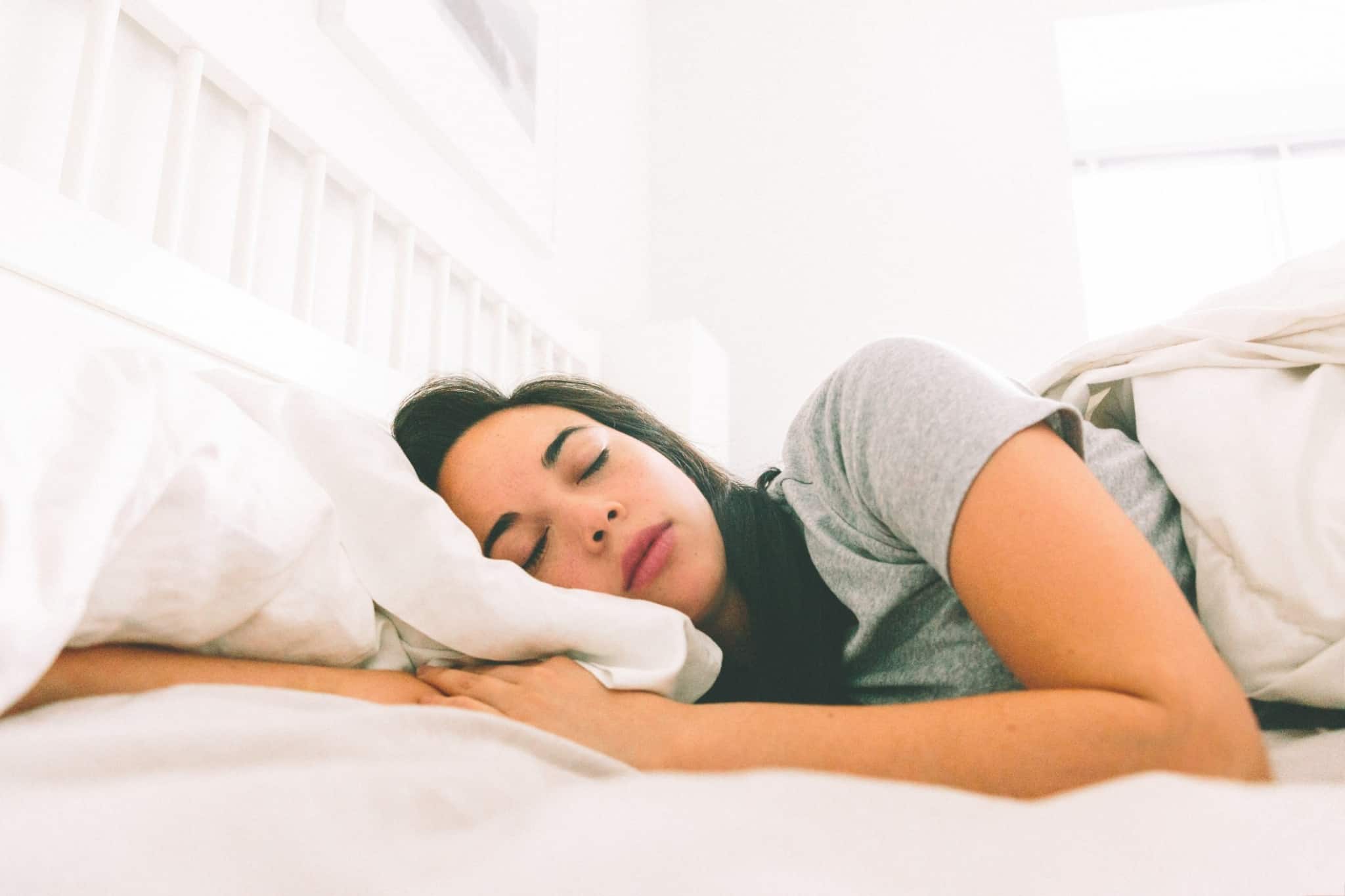rapariga morena a dormir de lado