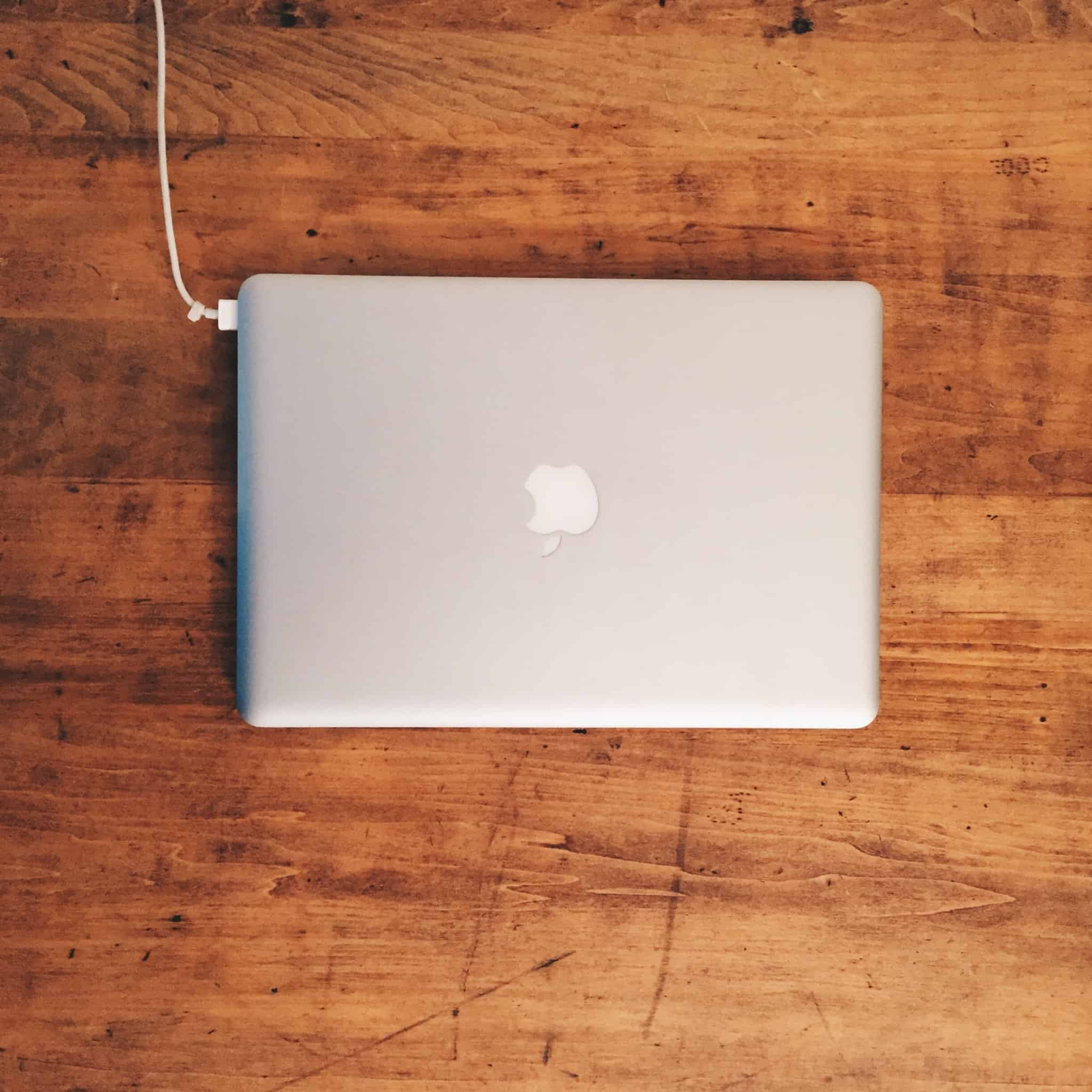 apple macbook numa tábua de madeira