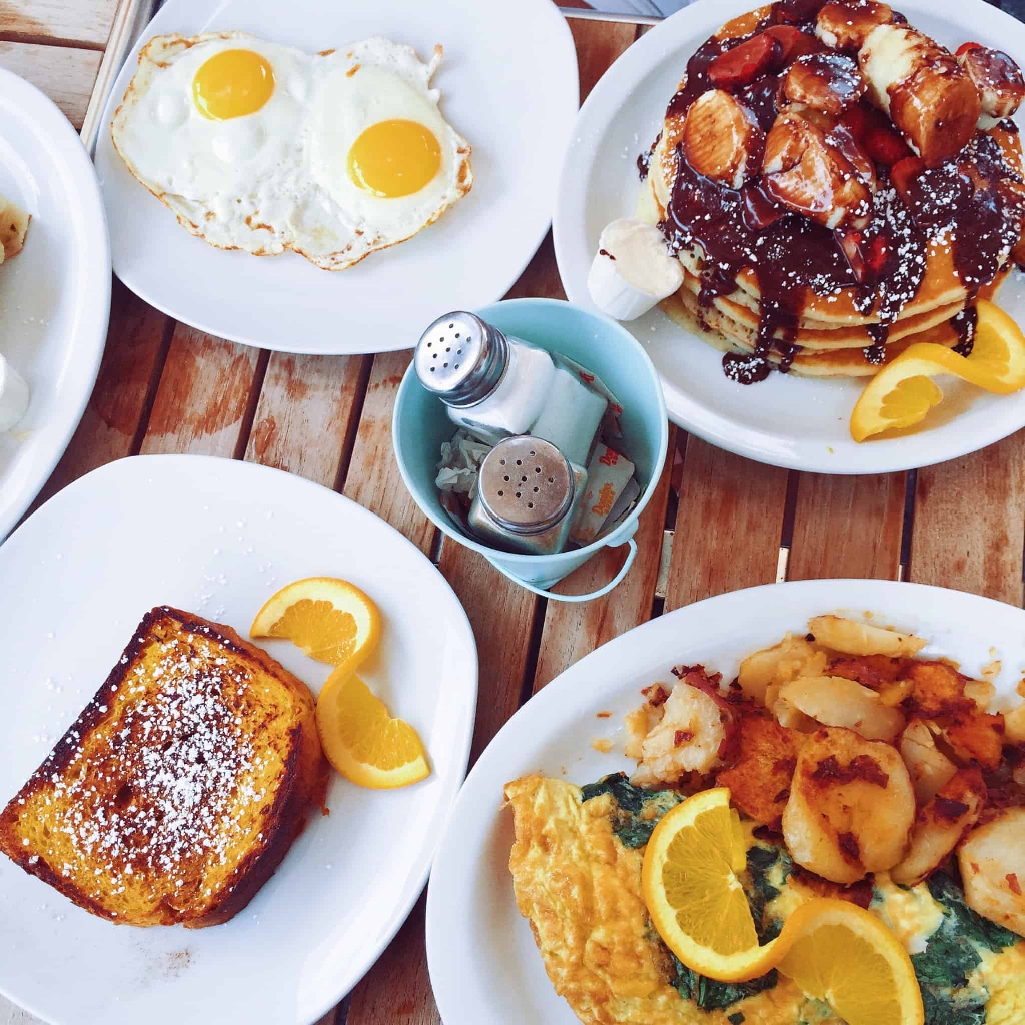 pequeno almoço com french toast panquecas e ovos estrelados