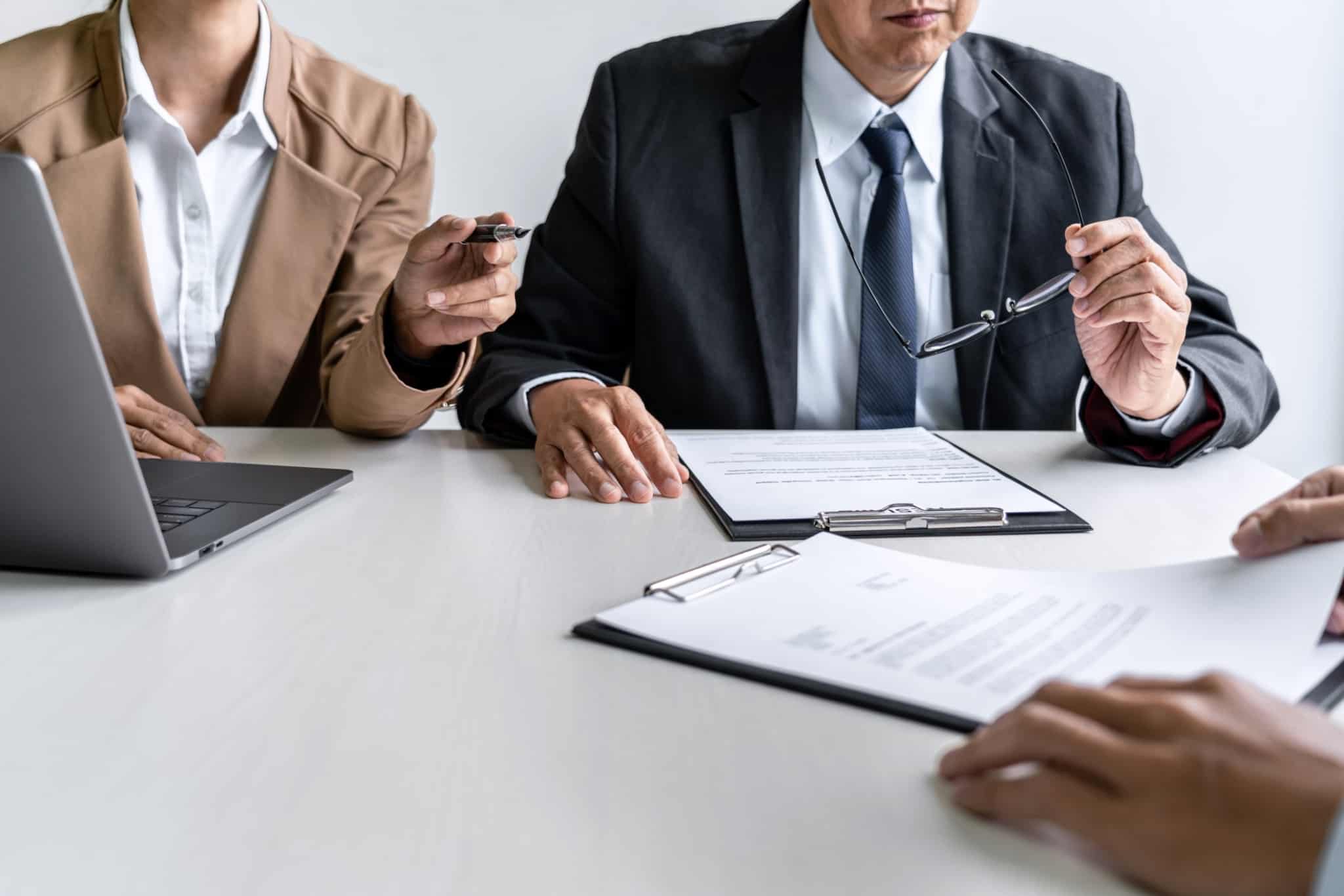 entrevista de trabalho com duas pessoas a entrevistar