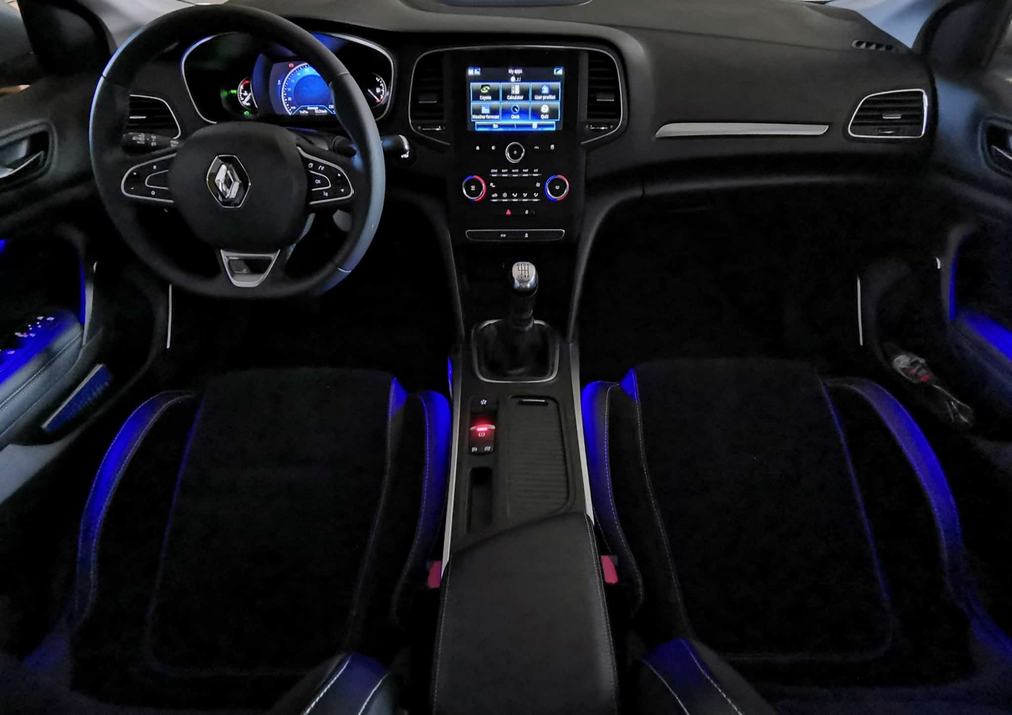interior preto e azul de renault